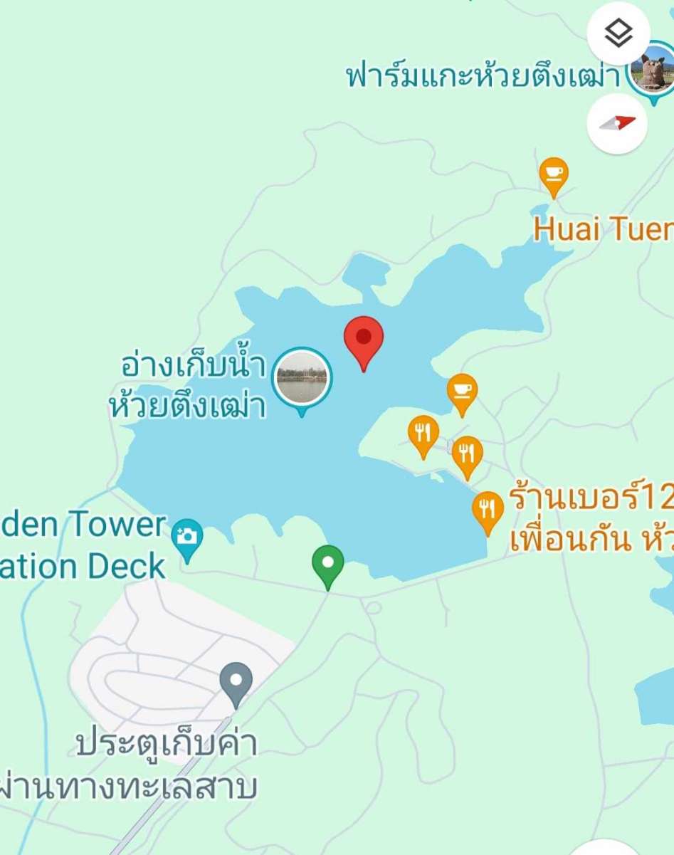 อ่างเก็บน้ำห้วยตึงเฒ่า<br /><br />     ที่นี่จัดเป็นโครงการหมู่บ้านตัวอย่างตามพระราชดำริ และได้พัฒนาให้เป็นแหล่งท่องเที่ยว ในพื้นที่เขตทหาร โดยอ่างเก็บน้ำห้วยตึงเฒ่าแห่งนี้ก่อสร้างขึ้นตามพระราชดำริของพระบาทสมเด็จพระเจ้าอยู่หัว ฯ เพื่อแก้ไขปัญหาการขาดแคลนน้ำที่ใช้ในศูนย์เกษตรกรรมทหารฯ และราษฎรบริเวณใกล้เคียง<br /><br />จุดเด่นของที่นี่ คือ ทิวทัศน์อันงดงามของอ่างเก็บน้ำกว้างใหญ่ และบริเวณอ่างเก็บน้ำยังมีหาดทรายคล้ายชายทะเล ที่ทุกคนสามารถเล่นน้ำได้ ทั้งยังมีบริการห่วงยาง เรือพาย จักรยานน้ำให้เช่าในราคาย่อมเยา ส่วนใครที่ชอบตกปลา ก็มีซุ้มแพสำหรับตกปลาบริเวณสันเขื่อน ขณะเดียวกันหลายคนยังจะได้สนุกกับกิจกรรมกลางแจ้งหลากหลายรูปแบบ ได้แก่ กิจกรรมกระโดดหอ เกมโซน เพ้นท์บอล รถเอทีวี และเครื่องเล่นต่างๆ ภายในบริเวณอ่างเก็บน้ำอีกด้วย<br /><br />     ที่อ่างเก็บน้ำมีค่ายพักแรม บ้านพัก และลานกางเต็นท์ รวมทั้งร้านอาหารมากมาย และยังมีบริการนวดแผนไทยในซุ้มต่างๆ ที่จัดทำขึ้นมาเพื่อรองรับนักท่องเที่ยว<br /><br />จุดเด่นสำคัญอีกอย่างหนึ่งของอ่างเก็บน้ำห้วยตึงเฒ่าคือ ความสวยงามของทุ่งนาสีเขียวขจีกว้างสุดลูกหูลูกตา บรรยากาศและภูมิทัศน์โดยรอบ ที่มีส่วนทำให้ที่นี่น่าเที่ยวอีกหลายเท่าตัว <br /><br />คุณลองจินตนาการว่าตัวเองเดินเล่นชิล ๆ บนสะพานไม้ เงยหน้าขึ้นไป ก็มองเห็นท้องฟ้าคราม ทอดสายตาเบื้องหน้าก็มองเห็นขุนเขา เรียกได้ว่าเป็นสวรรค์บนดินขนาดย่อม ๆ เลยทีเดียว โดยมี กระท่อมกลางนา ตั้งอยู่ภายในอ่างเก็บน้ำห้วยตึงเฒ่า มีสะพานไม้ไผ่ที่ทอดยาวไปตามผืนนาสีเขียว คือ สถานที่เช็คอินแห่งใหม่ของอ่างเก็บน้ำห้วยตึงเฒ่า ที่ดึงดูดให้นักท่องเที่ยวเดินทางได้เข้ามาถ่ายภาพและชมบรรยากาศริมนาอย่างไม่ขาดสาย <br /><br />นอกจากกระท่อมกลางท้องนาที่มีอยู่หนึ่งหลัง พร้อมลานแคมป์ปิ้ง ที่นี่ยังมีเต้นท์ให้บริการพร้อมเครื่องนอนกระจายไปในแต่ละจุด สำหรับคนที่ชื่นชอบบรรยากาศแบบธรรมชาติกลางทุ่งนา <br /><br /> สำหรับการเดินทางมากระท่อมกลางนา ให้เข้ามาในบริเวณอ่างเก็บน้ำห้วยตึงเฒ่าผ่านด่านเก็บเงินโดยเสียค่าบริการคนละ 20 บาท จากนั้นขับรถวนมาตามเส้นทางภายในอ่างเก็บน้ำมาเกือบสุดทางจะเจอกระท่อมปลายนา มีป้ายบอกตลอดทาง <br /><br />หากกลัวมาไม่ถูกให้สอบถามเจ้าหน้าที่บริเวณด้านหน้าประตูทางเข้าได้ว่าจะไปกระท่อมปลายนาให้วนรถทางไหน เมื่อมาถึงด้านหน้าของทุ่งนามีเก้าอี้ชิงช้า เป็นจุดถ่ายภาพจุดแรก  ด้านหน้ามีเต้นท์ 1 หลัง ราคาหลังละ 400 บาทพร้อมเครื่องนอน <br /><br />หากนำเต็นท์มาเองคิดค่าที่กางเต็นท์หลังละ 50 บาทอีกทั้งยังเปิดให้เป็นสถานที่ในการจัดงานเลี้ยงและงานกิจกรรมต่าง ๆ ได้อีกด้วย