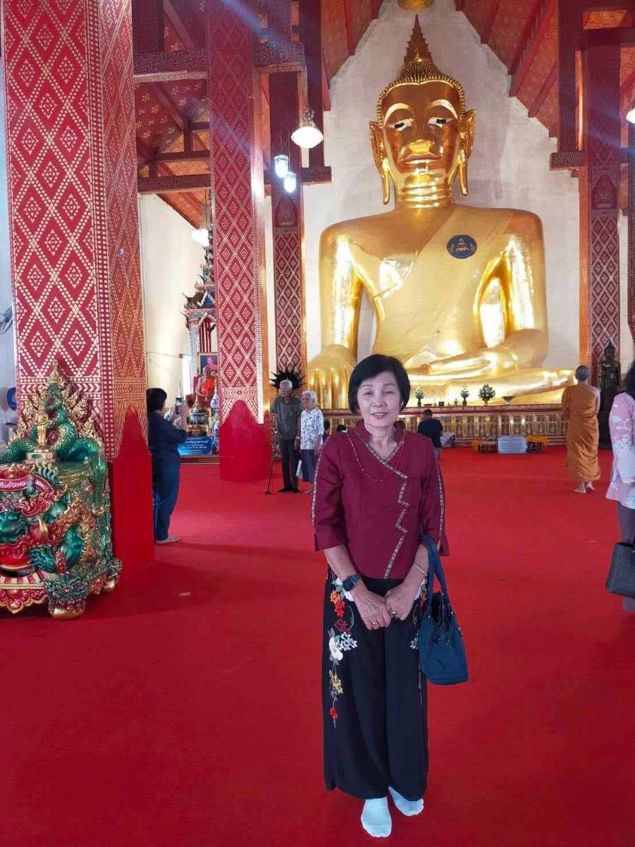 ชะตาพระเจ้าตนหลวงตามตำนาน กล่าวไว้ว่า <br /><br />“พระโมลีใหญ่ ๒๐ กำมือ สูง ๓ ศอก พระเศียรกลม ๖ วา พระเกศามี ๑,๕๐๐ เส้น ขนาดใหญ่ ๔ กำมือ ขนาดกลาง ๓ กำมือ ขนาดเล็ก ๒ กำมือ ขนาดจิ๋ว ๑ กำมือ พระพักตร์หน้ายาว ๒ วา กว้าง ๒ วา พระขนง (คิ้ว) ๓ ศอก ระหว่างพระขนงกว้าง ๑ ศอก ยาว ๓ ศอก กว้าง ๑ คืบ ดั้งพระนาสิก ๓ ศอก ๑ คืบ ใหญ่ ๖ กำมือ <br /><br />พระโอษฐ์ (ปาก) ยาว ๔ ศอก กว้าง ๑ คืบ ใหญ่ ๖ กำมือ พระกรรณ (หู) ยาว ๖ ศอก กว้างศอกคืบ พระศอยาว ๒ ศอก กลม ๓ วา พระอังสา (บ่า) ยาว ๓ คืบ กระดูกด้ามมีดยาว ๔ วา ตั้งแต่พระอุระ (อก) ถึงพระชานุ (คาง) ๒ วา ตั้งแต่พระถัน (นม) ถึงพระอังสา (ไหล่) ๒ วา ตั้งแต่พระนาภี (สะดือ) ถึงพระอุระ (อก) ๒ วา <br /><br />ระหว่างพระอุระ (อก) กว้าง ๒ วา พระพาหา (แขน) ยาว ๔ วา กลม ๒๙ กำมือ นิ้วพระหัตถ์ใหญ่ ๙ กำมือ ยาว ๑ วา พระกฏิ (สะเอว) กลม ๗ วา ฝ่าพระบาทยาว ๒ วา กว้าง ๓ ศอก ระหว่างพระชานุกว้าง ๗ วา พระหทัยใหญ่ ๖ กำมือ ตั้งแต่ที่ประทับนั่งถึงพระโมลี สูง ๘ วา ๒ ศอก”