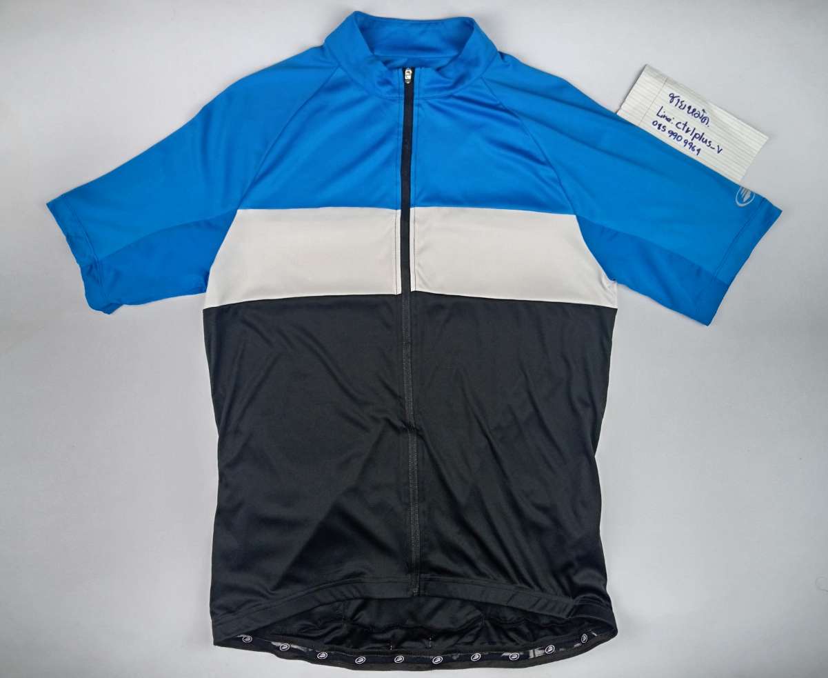 เสื้อจักรยาน​ PERFORMANCE​ แบรนด์​แท้แบรนด์​ USA​<br /><br />- สี​ ฟ้า/ขาว/ดำ<br />- made​ in​ China​<br />- Size​ XL<br />- วัดอก​ 19.5 นิ้ว​ วัดยืดสุด​ 25 นิ้ว​ ( รอบอก​ 39-49 นิ้ว ​)​ / ยาว​ 25​ นิ้ว<br />- ผ้า​ 100% Polyester​, ผ้าใต้วงแขนผ้ารูระบายอากาศ​<br />- ซิปเต็ม​ , กระเป๋าหลัง​ 3 ช่อง​ 1​ ซิปข้าง<br />- มือสอง​ สะอาด​ สภาพ​ดี​ ไม่ขาดไม่บาง ไม่รู​ พร้อม​ใช้งาน​<br /><br />* ด้ามจับซิปหลุดใช้งานได้ปกติ​ แค่ไม่สะดวก​<br />** เหมือนมีรอยด่างขาวอ่อนๆจางๆ​ บนผ้า​บริเวณ​แขนขวา​ตามรูปสุดท้าย​ <br /><br /># มี​เพียง​ 1​ ตัว​<br /><br />ขาย​ 290 บาท​ <br />ส่งลงทะเบียน​ +40 บาท<br />ส่งอีเอ็มเอส​ +60​ บาท<br /><br />* พื้นที่​พิเศษ​ 3​ ​จังหวัด​ภาคใต้​ (​พื้นที่​เสี่ยงภัย)​ +20 บาท<br /><br />........... <br /><br />ไม่มี​บริการ​เก็บเงิน​ปลายทาง​<br /><br />ส่งไปรษณีย์​ส่ง​ทั่ว​ไทย​<br /><br />ขอบคุณ​ครับ