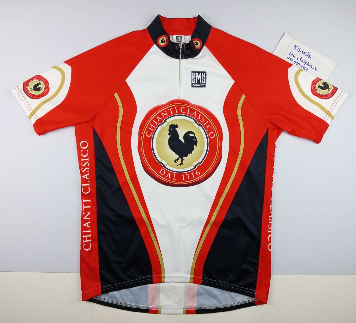 เสื้อ​จักรยาน​ Santini​ แท้​ ลาย​ Chianti​ Classico​ (2007)<br /><br />- made​ in​ Italy​<br />- size​ 3XL<br />- วัดอก​ 22.5 นิ้ว​ วัดยืด​สุด​ 25.5 นิ้ว​ ( รอบอก 45-51 นิ้ว ​)​ ยาว​ 27.5 นิ้ว​ <br />- ผ้า​ 100% Polyester​ <br />- ซิบ​อก​ / กระเป๋า​หลัง​ข้าง​ 3​ ช่อง​  <br />- มือสอง​ สะอาด​ สภาพ​ดี​ (เหมือนใหม่)​ ไม่ขาดไม่รู​ พร้อม​ใช้งาน<br /><br />#​ มีเพียง​ 1​ ตัว<br /><br />ขาย​ 530 บาท<br />ส่ง​ลงทะเบียน​ +40 บาท<br />ส่งอีเอ็มเอส​ +50 บาท<br /><br />* พื้นที่​พิเศษ​ 3​ จังหวัด​ ( พื้นที่​เสี่ยงภัย ​)​ +20 บาท<br /><br />___________<br /><br />ไม่มี​บริการ​เก็บเงิน​ปลายทาง​<br /><br />ส่ง​ไปรษณีย์​ ส่งทั่ว​ไทย<br /><br />ขอบคุณ​ครับ