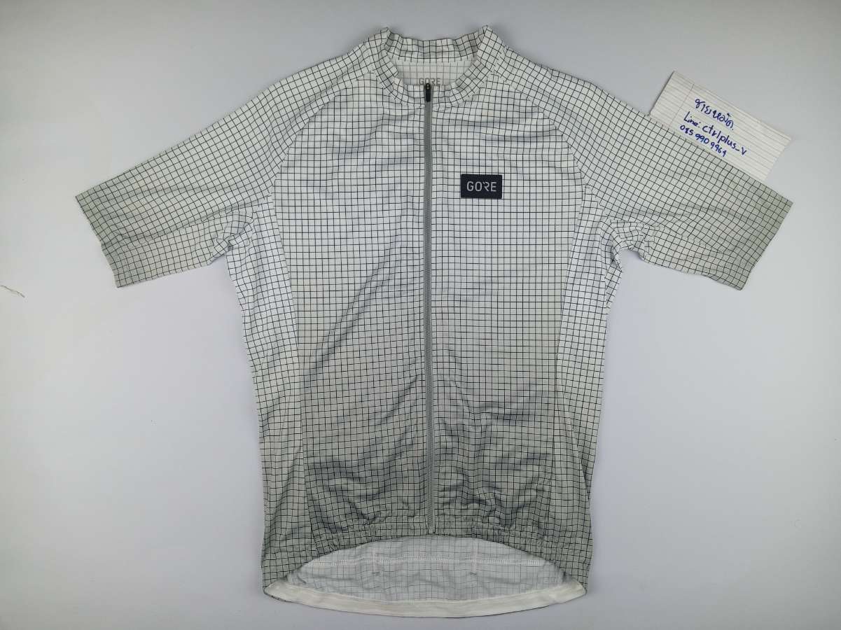 เสื้อจักรยาน​ GORE​ : ENGINEERED IN​ GERMANY<br /><br />- รุ่น Grid Fade Jersey <br />- สี​  Lab Grey/White<br />- made​ in​ Cambodia<br />- Size​ US​ : M ( EU:L )​<br />- วัดอก​ 20.5 นิ้ว​ วัดยืดสุด​ 22.5 นิ้ว​ ( รอบอก​ 41-45 นิ้ว ​)​ ยาว​ 23.5​ นิ้ว​ <br />- ผ้า 100% Polyester​  <br />- ซิป​เต็ม​ กระเป๋าหลัง​ 3​ ช่อง​ 1​ ซิปข้าง<br /><br />- มือสอง​ (เหมือนใหม่)​ สะอาด​ สภาพ​ดี​ พร้อม​ใช้งาน​<br /><br /># มี​เพียง​ 1​ ตัว​<br /><br />ขาย​ 1,250 บาท​ ( จาก​ 1,450​ บาท ​)​ <br />ส่งลงทะเบียน​ +40 บาท<br />ส่งอีเอ็มเอส​ +60​ บาท<br /><br />* พื้นที่​พิเศษ​ 3​ ​จังหวัด​ภาคใต้​ (​พื้นที่​เสี่ยงภัย)​ +20 บาท<br /><br />........... <br /><br />ไม่มี​บริการ​เก็บเงิน​ปลายทาง​<br /><br />ส่งไปรษณีย์​ส่ง​ทั่ว​ไทย​<br /><br />ขอบคุณ​ครับ