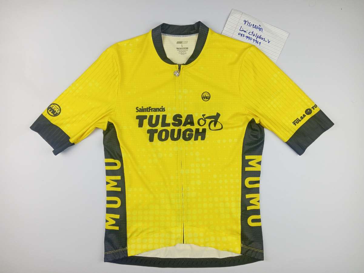 เสื้อจักรยาน​แบรนด์​ MUMU  แท้​ :   Saint Francis TULSA​ TOUGH<br /><br />- made​ in​ China​<br />- Size​ L<br />-  วัดอก​ 18 นิ้ว​ ยืด​สุด​ 22 นิ้ว​ ( รอบ​อก​ 40-44 นิ้ว​ )​  ยาว​ 23 นิ้ว​<br />- ผ้าดีผิวผิวลายตาราง 100​% Polyester​, แขนทรงแอโร่​, ชายเสื้อหน้าแถบเลเซอร์​<br />- ซิบ​เต็ม​ /  กระเป๋า​หลัง​ 3 ช่อง<br />- มือสอง​ สะอาด​ สภาพ​ดี​ ไม่ขาดไม่รู​ พร้อม​ใช้งาน<br /><br />* เกือบสวยสุด​แล้วววว!!! เหมือนมีจุดเลอะเล็กๆ​ บริเวณ​หลังด้านขวา​ 1​ จุดเล็กๆ​ รูปสุดท้าย<br /><br /># มีตัวนี้ตัวเดียว<br /><br />ขาย​ 470​ บาท<br />ส่ง​ลงทะเบียน​ +40 บาท<br />ส่งอีเอ็มเอส​ +60 บาท<br /><br />* พื้นที่​พิเศษ​ 3​ จังหวัด​ภาคใต้​ (พื้นที่​เสี่ยงภัย)​ +20บาท<br /><br />___________<br /><br />ไม่มีบริการ​เก็บเงิน​ปลายทาง​<br /><br />ส่งไปรษณีย์​ส่งทั่ว​ไทย<br /><br />ขอบคุณ​ครับ