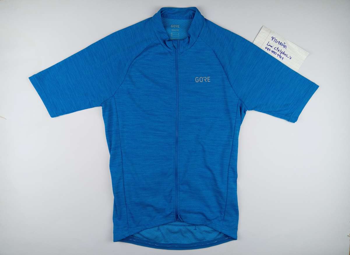 เสื้อจักรยาน​ GORE​ : ENGINEERED IN​ GERMANY​ <br /><br />- รุ่น​ C3​ Jersey​<br />- สี​ Sphere​ Blue​ ( น้ำเงินออกไปเฉดเขียว)​<br />- made​ in​ Cambodia<br />- Size​  US : S ( ​EU : M )​<br />- วัดอก​ 18.5​ นิ้ว​ วัดยืดสุด​ 22 นิ้ว​ ( รอบอก​ 37-44​ นิ้ว ​)​ ยาว​ 25​ นิ้ว​ <br />- ผ้า 100% Polyester​  <br />- ซิป​เต็ม​ กระเป๋าหลัง​ 3​ ช่อง​ 1​ ซิปข้าง<br />- มือสอง​ สะอาด​ สภาพ​ดี​ พร้อม​ใช้งาน​<br /><br /># มี​เพียง​ 1​ ตัว​<br /><br />ขาย​ 1,150​ บาท​ ( จาก​ 1,450 บาท​ )​<br />ส่งลงทะเบียน​ +40 บาท<br />ส่งอีเอ็มเอส​ +60​ บาท<br /><br />* พื้นที่​พิเศษ​ 3​ ​จังหวัด​ภาคใต้​ (​พื้นที่​เสี่ยงภัย)​ +20 บาท<br /><br />........... <br /><br />ไม่มี​บริการ​เก็บเงิน​ปลายทาง​<br /><br />ส่งไปรษณีย์​ส่ง​ทั่ว​ไทย​<br /><br />ขอบคุณ​ครับ