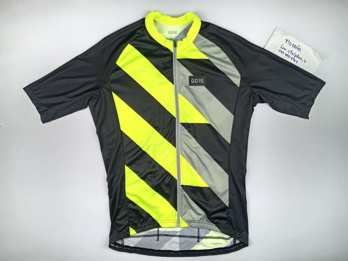 เสื้อจักรยาน​ GORE​ : ENGINEERED IN​ GERMANY​ <br /><br />- รุ่น​ Signal​ Jersey<br />- สี​ Black/Neon Yellow<br />- made​ in​ Cambodia<br />- Size​ US​ : M ( EU:L )​<br />- วัดอก​ 20.5 นิ้ว​ วัดยืดสุด​ 22.5 นิ้ว​ ( รอบอก​ 41-44 นิ้ว ​)​ ยาว​ 24​ นิ้ว​ <br />- ผ้า 100% Polyester​  <br />- ซิป​เต็ม​ กระเป๋าหลัง​ 3​ ช่อง​ 1​ ซิปข้าง<br />- มือสอง​ สะอาด​ สภาพ​ดี​ พร้อม​ใช้งาน​<br /><br /># มี​เพียง​ 1​ ตัว<br /><br />ขาย​ 1,250​ บาท​ ( จาก​ 1,850 บาท ​)​<br />ส่งลงทะเบียน​ +40 บาท<br />ส่งอีเอ็มเอส​ +60​ บาท<br /><br />* พื้นที่​พิเศษ​ 3​ ​จังหวัด​ภาคใต้​ (​พื้นที่​เสี่ยงภัย)​ +20 บาท<br /><br />........... <br /><br />ไม่มี​บริการ​เก็บเงิน​ปลายทาง​<br /><br />ส่งไปรษณีย์​ส่ง​ทั่ว​ไทย​<br /><br />ขอบคุณ​ครับ