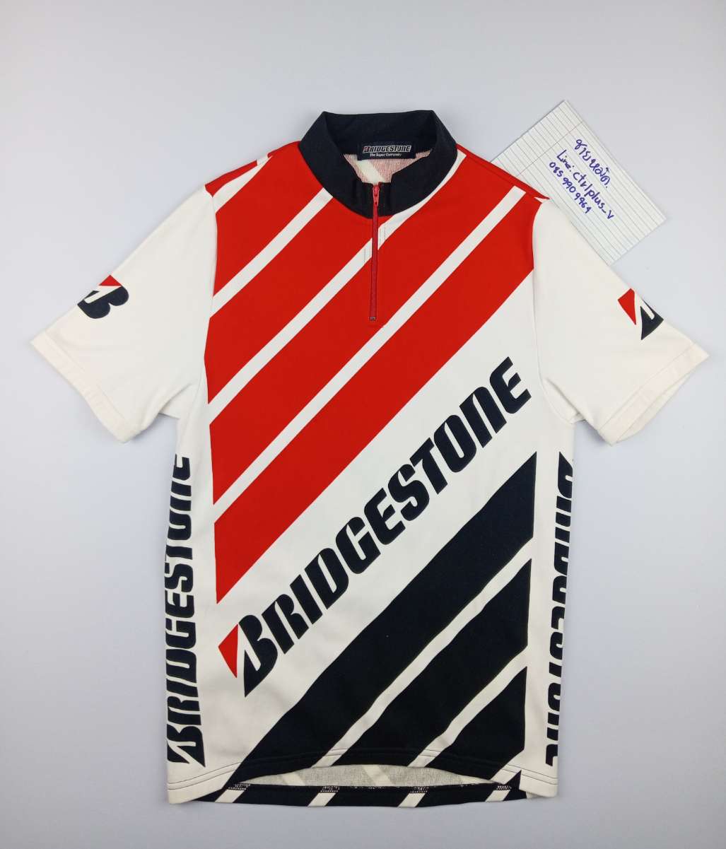 เสื้อ​จักรยาน​ BRIDGESTONE​ แท้<br /><br />- รุ่นเก่า​ (เก็บ)​<br />- made​ in​ Japan​<br />- ป้ายไซส์​ซีด<br />- วัดอก​ 16.5​ นิ้ว​ วัดยืดสุด18.5​ นิ้ว​ ยาว​ 25​ นิ้ว<br />- ซิปอก / กระเป๋าหลัง​ 3​ ช่อง<br />- มือสอง​ สะอาด​ สภาพดี ( เหมือนใหม่​ สภาพสะสมใส่ในถุงซิป ​)​ ไม่ขาดไม่รูพร้อม​ใช้งาน<br /><br />* มีใยผ้าตามสไตล์​เสื้อรุ่นเก่า(เก็บ)<br /><br />* มีรอยเหมือนเลอะปากกาสีดำเส้นเล็กจางๆ​ ข้างลำตัวขวาใกล้ฟอนต์​Bridgestone<br /><br /># มี​เพียง​ 1​ ตัว​ <br /><br />ขาย​ 2, 700​ บาท<br />(จาก​ 3,000​ บาท​)​<br />ส่ง​ลงทะเบียน​ +40 บาท<br />ส่งอีเอ็มเอส​ +60 บาท<br /><br />*พื้นที่​พิเศษ​ 3​ จังหวัด​ภาคใต้​ (พื้นที่​เสี่ยงภัย)​ +20 บาท<br /><br />___________<br /><br />ไม่มี​บริการ​เก็บเงิน​ปลายทาง<br /><br />ส่งทั่ว​ไทย​ ส่งไปรษณีย์<br /><br />ขอบคุณ​ครับ