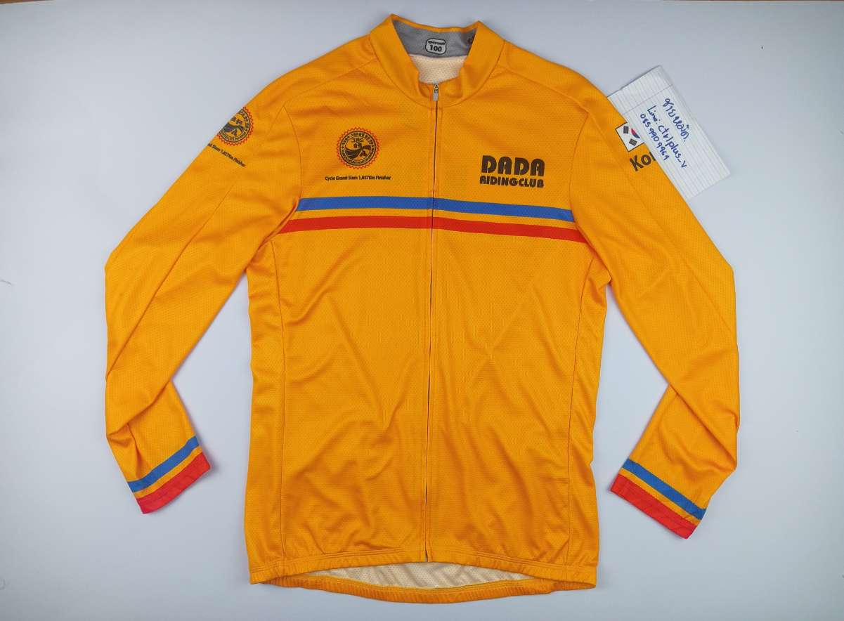 เสื้อ​จักรยาน​ SPERANZA แบนด์​เกาหลี: เสื้องานประมาณ​ใจเกินร้อยของเกาหลี​ ( 1890 km.​)​<br /><br />- made​ in​ KOREA​<br />- Size​ ? <br />-  วัดอก​ 19 นิ้ว​ ยืด​สุด​ 23 นิ้ว​ ( รอบ​อก​ 38-41​นิ้ว​ )​  ยาว​ 26 นิ้ว​ แขนวัดจากไหล่​ 23​ นิ้ว<br />- ผ้า​ 100​% Polyester​ ผ้าดีผ้าลายผิวลูกกอล์ฟ​<br />- ซิบ​เต็ม​ /  กระเป๋า​หลัง​ 3 ช่อง<br />- มือสอง​ สะอาด​ สภาพ​ดี​ ไม่ขาดไม่รู​ พร้อม​ใช้งาน<br /><br />* เกือบสวยสุด​แล้วว​ว​!! มีรอยเสียดสีไม่ขาดไม่ทะลุ​ บริเวณหลังแขนซ้าย ตามรูปสุดท้าย<br /><br /># มีตัวนี้ตัวเดียว<br /><br />ขาย​ 300​ บาท<br />ส่ง​ลงทะเบียน​ +40 บาท<br />ส่งอีเอ็มเอส​ +60 บาท<br /><br />* พื้นที่​พิเศษ​ 3​ จังหวัด​ภาคใต้​ (พื้นที่​เสี่ยงภัย)​ +20บาท<br /><br />___________<br /><br />ไม่มีบริการ​เก็บเงิน​ปลายทาง​<br /><br />ส่งไปรษณีย์​ส่งทั่ว​ไทย<br /><br />ขอบคุณ​ครับ