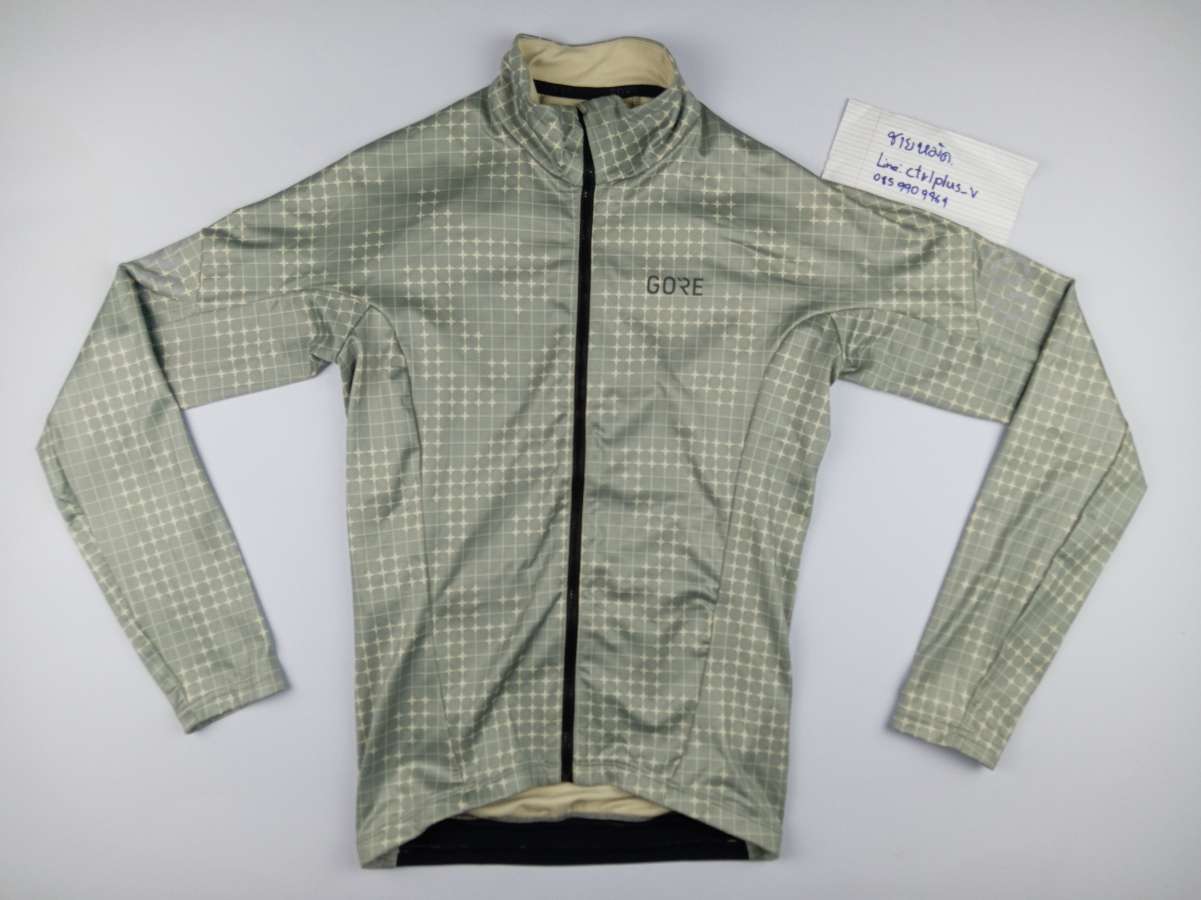 เสื้อจักรยาน​ GORE​ : ENGINEERED IN​ GERMANY​ <br /><br />- รุ่น​ Progress Thermo Grid Camo Jersey<br />- สี​ Tech Beige/Lab Gray<br />- made​ in​ Cambodia<br />- Size​  US : Xs ( ​EU : S )​<br />- วัดอก​ 17.5​ นิ้ว​ วัดยืดสุด​ 19.5​ นิ้ว​ ( รอบอก​ 35-39 นิ้ว ​)​ ยาว​ 23​ นิ้ว​ แขน (วัดจากคอ) 29 นิ้ว​<br />- ผ้า 91​% ​Polyester​ 9% ​Elastane ผ้านิ่มไม่หนาไม่บางไม่หนัก<br />- ซิป​เต็ม​ กระเป๋าหลัง​ 3​ ช่อง​ 1​ ซิปข้าง<br />- มือสอง​ สภาพ​ดี สะอาด​ พร้อมใช้งาน​<br /><br />* ด้ามจับซิปเสื้อหลุด​ รูดได้ปกติแต่อาจจะไม่สะดวกมือสุด<br /><br /># มี​เพียง​ 1​ ตัว<br /><br />ขาย​ 1,250​ บาท​ ( จาก​ 1,750 บาท​ )​<br />ส่งลงทะเบียน​ +50 บาท<br />ส่งอีเอ็มเอส​ +70​ บาท<br /><br />* พื้นที่​พิเศษ​ 3​ ​จังหวัด​ภาคใต้​ (​พื้นที่​เสี่ยงภัย)​ +20 บาท<br /><br />........... <br /><br />ไม่มี​บริการ​เก็บเงิน​ปลายทาง​<br /><br />ส่งไปรษณีย์​ส่ง​ทั่ว​ไทย​<br /><br />ขอบคุณ​ครับ