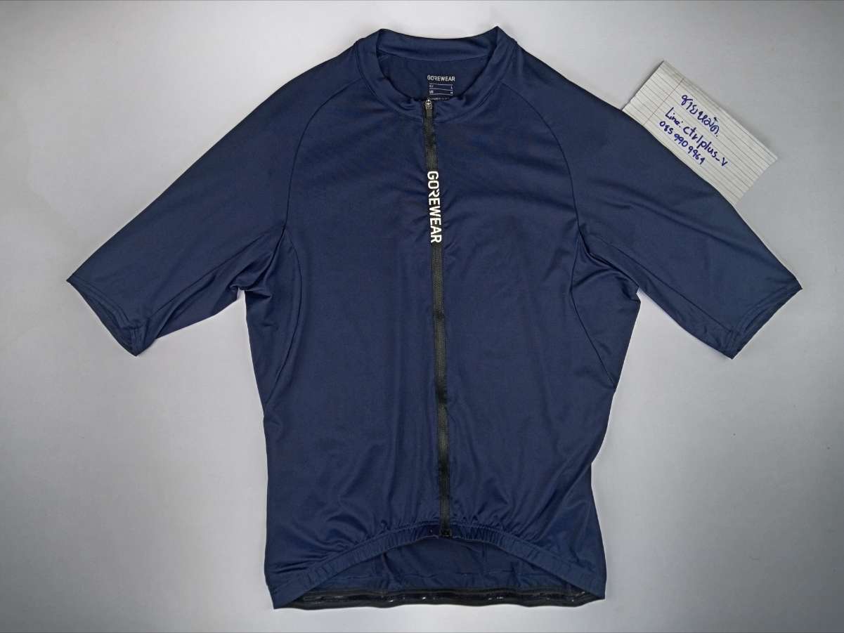 เสื้อจักรยาน​ GORE​ : ENGINEERED IN​ GERMANY​ <br /><br />- รุ่น​ Spinshift Short Sleeve Jersey Men <br />- สี​ Orbit Blue ​(ออกสีกรม​)​<br />- made​ in​ Romania​<br />- Size​  US : M​  ( ​EU : L )​<br />- วัดอก​ 19​ นิ้ว​ วัดยืดสุด​ 22.5 นิ้ว​ ( รอบอก​ 38-44​ นิ้ว ​)​ ยาว​ 22 นิ้ว​ <br />- ผ้า 91% Polyester​ Recycle / 9% Elastane​  <br />- ซิป​เต็ม​ กระเป๋าหลัง​ 3​ ช่อง​ 1​ ซิปข้าง<br />- มือสอง​ สะอาด​ สภาพ​ดี​ ไม่ขาด​ไม่รู​ พร้อม​ใช้งาน​<br /><br /># มี​เพียง​ 1​ ตัว​<br /><br />ขาย​ 1,450​ บาท​ ( จาก​ 2,150 บาท​ )​<br />ส่งลงทะเบียน​ +40 บาท<br />ส่งอีเอ็มเอส​ +60​ บาท<br /><br />* พื้นที่​พิเศษ​ 3​ ​จังหวัด​ภาคใต้​ (​พื้นที่​เสี่ยงภัย)​ +20 บาท<br /><br />........... <br /><br />ไม่มี​บริการ​เก็บเงิน​ปลายทาง​<br /><br />ส่งไปรษณีย์​ส่ง​ทั่ว​ไทย​<br /><br />ขอบคุณ​ครับ