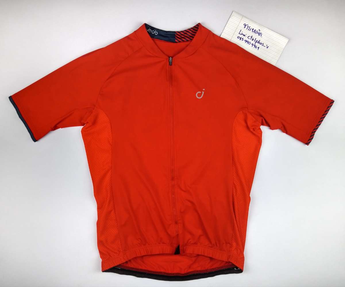 เสื้อ​จักรยาน​เสื้อดีมีแบรนด์ Velocio​ แท้​ : made​ in​ Italy​ <br /><br />​- รุ่น​ Classic​ Jersey​ สีแดง​<br />- ผู้หญิง​ <br />- size​ XL​ <br />- ตาราง​ไซส์​ = XL​ : รอบอก​ 38-40 นิ้ว​ / เอว​ 32-34​ นิ้ว​ / สะโพก​ 42-44 นิ้ว<br />- ผ้าดี​ 80% Polyamide 20% Elastane​ ผ้าข้างระบายอากาศ​<br />- ซิปเต็ม​, กระเป๋า​หลัง​ 3​ ​ช่อง​ ​+1​ ซิป​กลาง<br />- มือสอง​ สะอาด​ สภาพ​ดี​ ไม่ขาด​ไม่รู​ไม่ย้วย​ พร้อม​ใช้งาน<br /><br /># มีเพียง​ 1​ ตัว <br /><br />ขาย​ 1,450 บาท​ ( จาก​ 1,890 บาท ​)​<br />ส่งลง​ทะเบียน​ +40​ บาท<br />ส่ง​อีเอ็มเอส​ +60 บาท<br /><br />__________<br /><br />ไม่มี​บริการ​เก็บเงิน​ปลายทาง​<br /><br />ส่งไปรษณีย์​ ส่ง​ทั่ว​ไทย​<br /><br />ขอบคุณ​ครับ