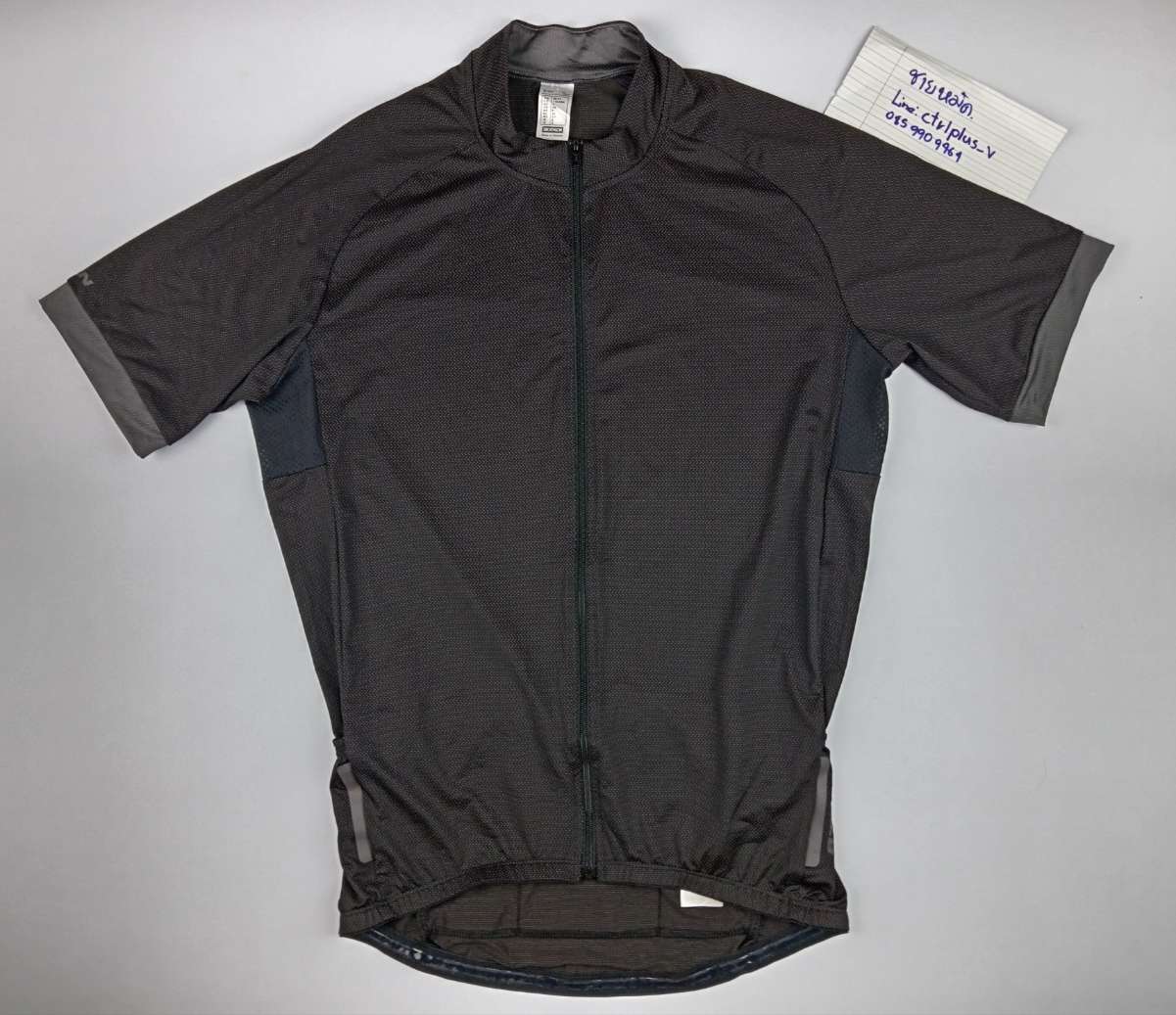 เสื้อ​จักรยาน​แบรนด์​แท้​ DECATHLON​ : B.TWIN <br /><br />- made​ in​ Vietnam​<br />- size​ XS​ (US)​<br />- วัดอก​ 19.5​ นิ้ว​ วัดยืดสุด​ 22.5​ นิ้ว​ ยาว​ 24 นิ้ว​<br />- ผ้า​ 100% Polyester​ ผ้าดีมีสกุล​ ผ้าวงแขนระบายอากาศ​<br />- ซิป​เต็ม​ , กระเป๋า​หลัง​ 5 ​ช่อง​<br />- มือสอง​ สะอาด​ สภาพไม่ย้วย​ใช้งานต่อ​ได้​ พร้อม​ใช้งาน<br /><br /># มีเพียง​ 1​ ตัว <br /><br />ขาย​ 400 บาท<br />ส่งลง​ทะเบียน​ +40​ บาท<br />ส่ง​อีเอ็มเอส​ +60 บาท<br /><br />__________<br /><br />ไม่มี​บริการ​เก็บเงิน​ปลายทาง​<br /><br />ส่งไปรษณีย์​ ส่ง​ทั่ว​ไทย​<br /><br />ขอบคุณ​ครับ