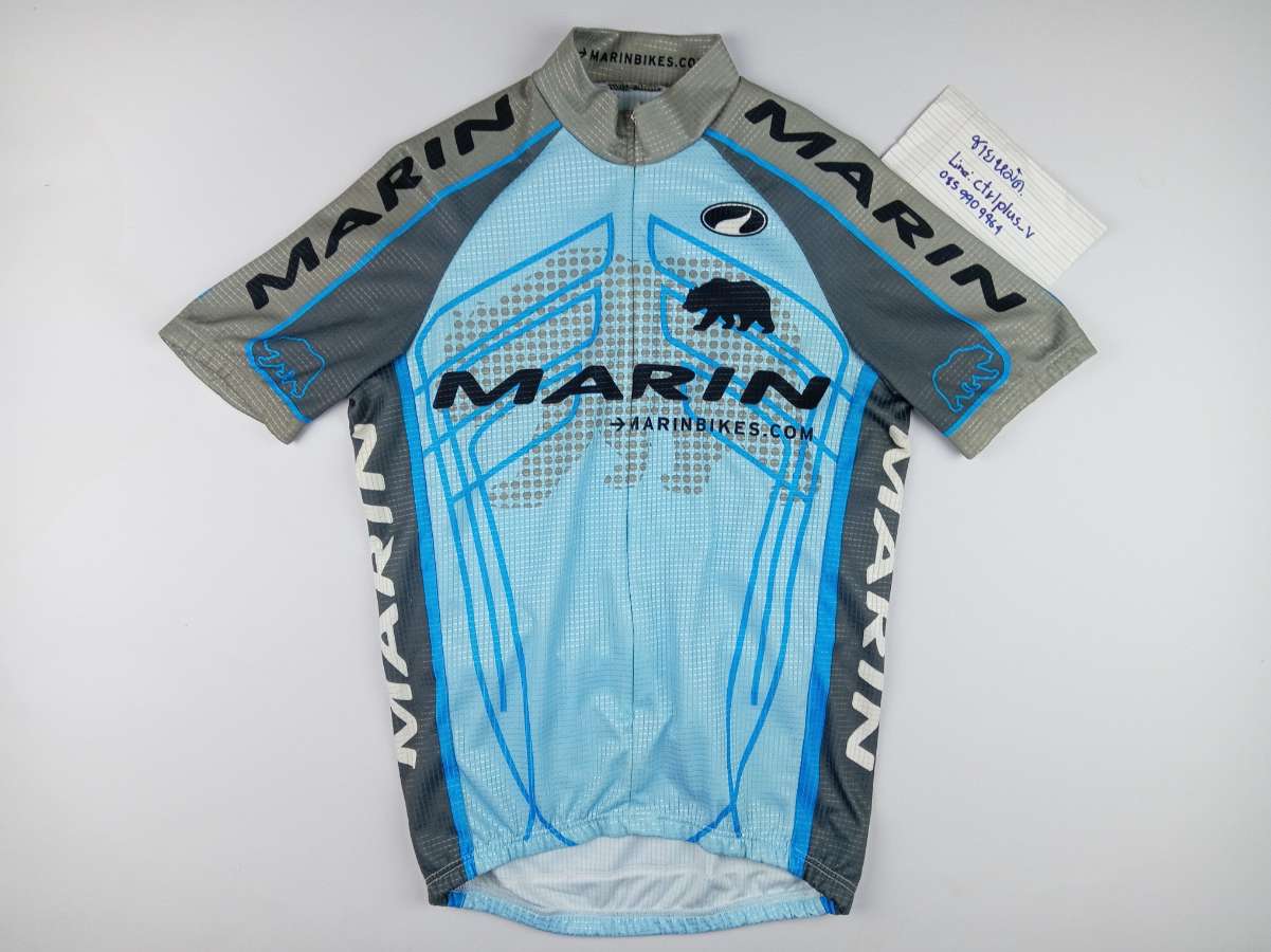 เสื้อจักรยาน​ MARIN แท้<br /><br />- ป้ายแบรนด์​ป้ายไซส​์ตัด<br />- วัดอก​ 18.5 นิ้ว​ วัดยืดสุด​ 21 นิ้ว​ ( รอบอก​ 37-41​ นิ้ว ​)​ / ยาว​ 23 นิ้ว​ <br />- ผ้า 100% Polyester​ <br />- ซิป​ 3/4​ , กระเป๋าหลัง​ 3 ช่อง​ <br />- มือสอง​ สะอาด​ สภาพ​ดี​ ไม่ขาดไม่บางไม่รู​​ พร้อม​ใช้งาน​<br /><br /># มี​เพียง​ 1​ ตัว​<br /><br />ขาย​ 430 บาท​ <br />ส่งลงทะเบียน​ +40 บาท<br />ส่งอีเอ็มเอส​ +50​ บาท<br /><br />* พื้นที่​พิเศษ​ 3​ ​จังหวัด​ภาคใต้​ (​พื้นที่​เสี่ยงภัย)​ +20 บาท<br /><br />........... <br /><br />ไม่มี​บริการ​เก็บเงิน​ปลายทาง​<br /><br />ส่งไปรษณีย์​ส่ง​ทั่ว​ไทย​<br /><br />ขอบคุณ​ครับ