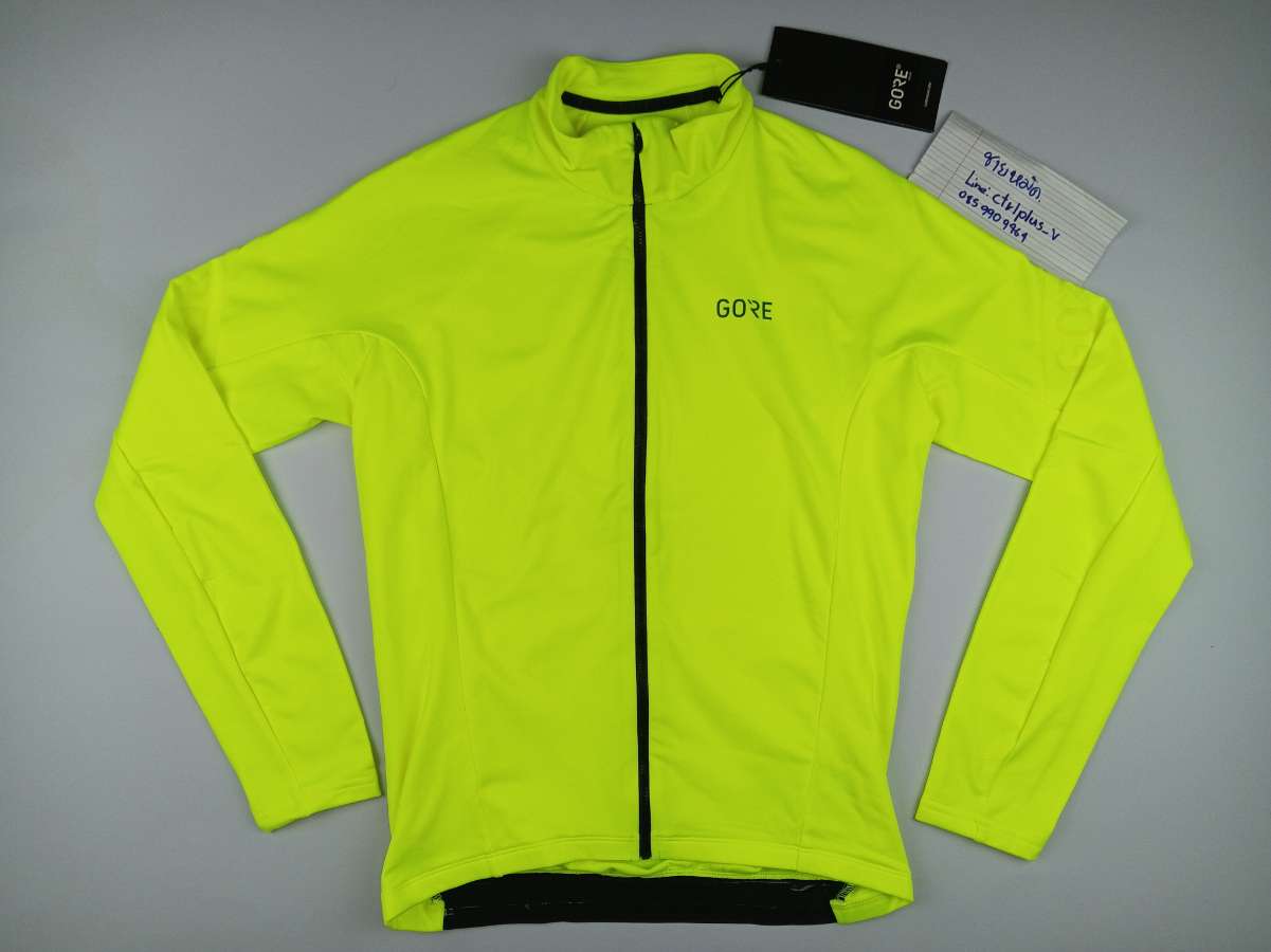เสื้อจักรยาน​ GORE​ : ENGINEERED IN​ GERMANY​ ( ของ​ใหม่​ยัง​ไม่​ได้​ใช้​งาน ​)​<br />​<br />- รุ่น​ C3 Thermo Jersey​<br />- สี​ Neon​ Yellow​ <br />- made​ in​ Cambodia<br />- Size​  US : M ( ​EU : L )​<br />- วัดอก​ 19.5​ นิ้ว​ วัดยืดสุด​ 22 นิ้ว​ ( รอบอก​ 39-43 นิ้ว ​)​ ยาว​ 23.5​ นิ้ว​ แขน (วัดจากคอ) 31​ นิ้ว​<br />- ผ้า 91​% ​Polyester​ 9% ​Elastane ผ้านิ่มไม่หนาไม่บางไม่หนัก<br />- ซิป​เต็ม​ กระเป๋าหลัง​ 3​ ช่อง​ 1​ ซิปข้าง<br />- ของ​ใหม่​ยัง​ไม่​ได้​ใช้​งาน​<br /><br />*  มีรอยเลอะเล็กๆ​ บางๆ​ เอาเสื้อออกจากถุงมาถ่ายรูป​ บริเวณหน้าแขนซ้าย​ 1จุดและ1เส้นเลอะบางๆ​  ด้านหลังกระเป๋าล่างขวา<br /><br />** ควรทำความสะอาด​ก่อนใช้งาน​<br /><br /># มี​เพียง​ 1​ ตัว​<br /><br />ขาย​ 1,350​ บาท​ ( จาก​ 1,650 บาท​ )​<br />ส่งลงทะเบียน​ +50 บาท<br />ส่งอีเอ็มเอส​ +70​ บาท<br /><br />* พื้นที่​พิเศษ​ 3​ ​จังหวัด​ภาคใต้​ (​พื้นที่​เสี่ยงภัย)​ +20 บาท<br /><br />........... <br /><br />ไม่มี​บริการ​เก็บเงิน​ปลายทาง​<br /><br />ส่งไปรษณีย์​ส่ง​ทั่ว​ไทย​<br /><br />ขอบคุณ​ครับ