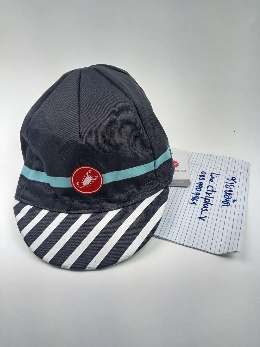 หมวกแก๊ป​จักรยาน​ Castelli​ แท้<br /><br />- สีเทา-เขียว​ Celeste<br />- made​ in​ Italy​<br />- FreeSize​<br />- ผ้า​ 65% Polyester​ , 35% Cotton​<br />- ของยังไม่ได้ใช้งาน<br /><br />* ไม่มีถุงเดิม<br /><br />* ปีกนอกปีกในดูสีไม่เต็ม<br /><br />* ควรซักก่อนใส่ใช้งาน<br /><br /># มีเพียง​ 1​ ใบ<br /><br />ขาย​ 670 บาท<br />ส่งลงทะเบียน​ +40​ บาท<br />ส่งอีเอ็มเอส​ + 60​ บาท<br /><br />* พื้นที่​พิเศษ​ 3​ จังหวัด​ภาคใต้​(พื้นที่​เสี่ยงภัย)​ +20​บาท<br /><br />_________<br /><br />ไม่มี​บริการ​เก็บเงิน​ปลายทาง<br /><br />ส่งไปรษณีย์​ ส่ง​ทั่ว​ไทย<br /><br />ขอบคุณ​ครับ