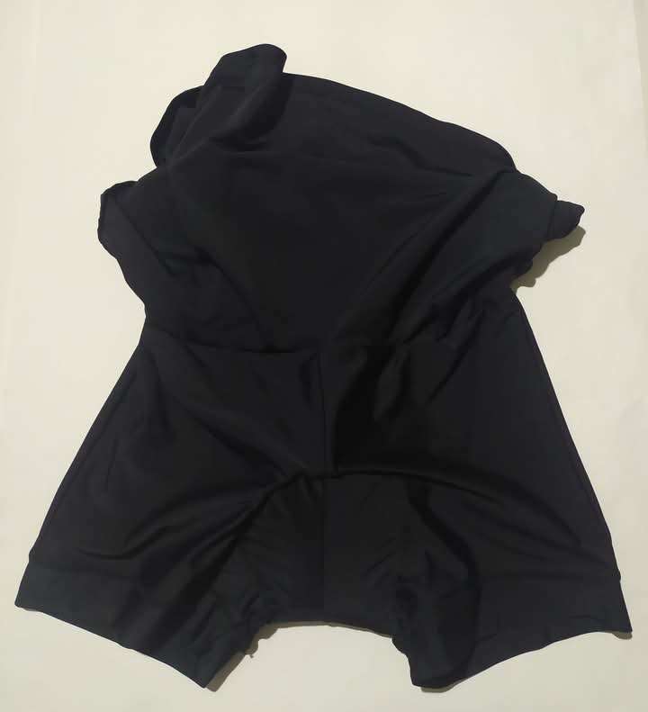 กระโปรงปั่นจักรยาน ARSUXEO ( Skirt ) แท้ <br /> <br /><br />- made in China <br />- size US : L<br />[ ตารางไซส์   เอว ( Waist ) : 75-79 cm. ( 29-31 นิ้ว ) , สะโพก ( Hips ) : 98-103 cm. ( 38-40.5 นิ้ว ) ] <br />- เป้าแน่น , ปลายขาดับเบิ้ลริม <br />- มือสอง สะอาด สภาพดี ไม่ขาดไม่รูไม่ย้วย พร้อมใช้งาน<br /><br /># มีเพียง​ 1​ ตัว<br /><br />ขาย  240​ บาท <br />ส่งลงทะเบียน +40 บาท / ส่งอีเอ็มเอส +60 บาท<br /><br />* พื้นที่​พิเศษ​ 3​ จังหวัด​ภาคใต้​ (พื้นที่​เสี่ยงภัย)​ +20 บาท<br /><br />____________<br /><br />ไม่มี​บริการ​เก็บเงิน​ปลายทาง<br /><br />ส่งไปรษณีย์​ ส่งทั่วไทย<br /><br />ขอบคุณครับ