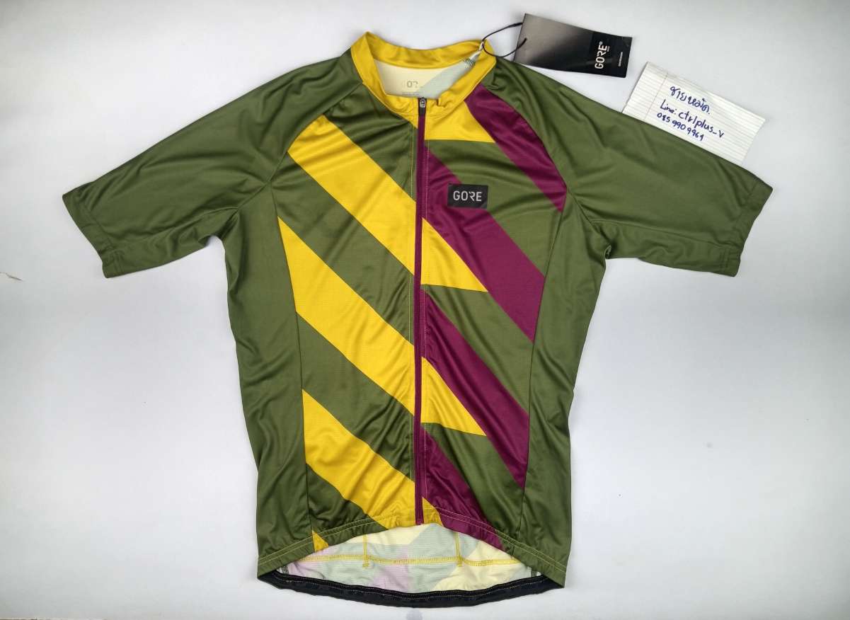 เสื้อจักรยาน​ GORE​ : ENGINEERED IN​ GERMANY​ ( ของใหม่ยัง​ไม่ได้​งาน ​)​<br /><br />- รุ่น​ Signal​ Jersey<br />- สี​ Utility Green​ / Uniform​ Sand<br />- made​ in​ Cambodia<br />- Size​ US​ : M ( EU:L )​<br />- วัดอก​ 20.5 นิ้ว​ วัดยืดสุด​ 22.5 นิ้ว​ ( รอบอก​ 41-44 นิ้ว ​)​ ยาว​ 24​ นิ้ว​ <br />- ผ้า 100% Polyester​  <br />- ซิป​เต็ม​ กระเป๋าหลัง​ 3​ ช่อง​ 1​ ซิปข้าง<br />- ของใหม่ยัง​ไม่​ได้​ใช้​งาน<br /><br />* สกรีนแบรนด์​ที่คอบอกไซส์​เริ่มหลุด<br /><br />* ทำความสะอาด​ก่อน​ใช้งาน<br /><br /># มี​เพียง​ 1​ ตัว<br /><br />ขาย​ 1,450​ บาท​ ( จาก​ 1,850 บาท ​)​<br />ส่งลงทะเบียน​ +40 บาท<br />ส่งอีเอ็มเอส​ +60​ บาท<br /><br />* พื้นที่​พิเศษ​ 3​ ​จังหวัด​ภาคใต้​ (​พื้นที่​เสี่ยงภัย)​ +20 บาท<br /><br />........... <br /><br />ไม่มี​บริการ​เก็บเงิน​ปลายทาง​<br /><br />ส่งไปรษณีย์​ส่ง​ทั่ว​ไทย​<br /><br />ขอบคุณ​ครับ