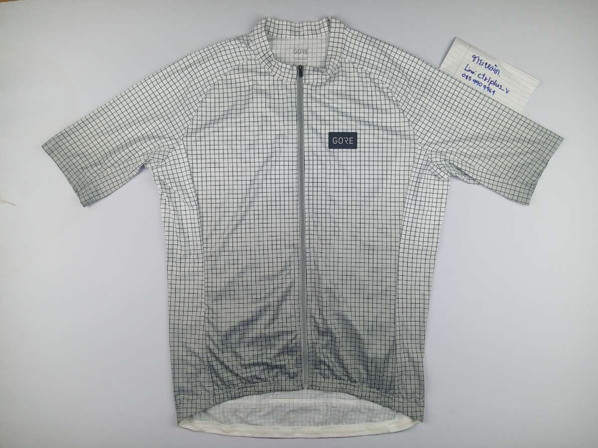 เสื้อจักรยาน​สีสัน<br /><br />- made​ in​ China​<br />- Size​ S<br />- วัดอก​ 17.5 นิ้ว​ วัดยืดสุด​ 20 นิ้ว​ ( รอบอก​ 35-39​ นิ้ว ​)​ ยาว​ 24.5​ นิ้ว​<br />- ผ้า 100% Polyester​ ผ้าหน้าและกระเป๋าลายหนังไก่​ ผ้าบ่าแขนและหลังลายรังผึ้ง​ ผ้าข้างตาข่าย​ระบายอากาศ​<br />- ซิป​เต็ม​ กระเป๋าหลัง​ 3​ ช่อง​ <br /><br />- มือสอง​ (ดูใหม่)​ สะอาด​ สภาพ​ดี​ พร้อม​ใช้งาน​<br /><br /># มี​เพียง​ 1​ ตัว​<br /><br />ขาย​ 400 บาท<br />ส่งลงทะเบียน​ +50 บาท<br />ส่งอีเอ็มเอส​ +70​ บาท<br /><br />* พื้นที่​พิเศษ​ 3​ ​จังหวัด​ภาคใต้​ (​พื้นที่​เสี่ยงภัย)​ +20 บาท<br /><br />........... <br /><br />ไม่มี​บริการ​เก็บเงิน​ปลายทาง​<br /><br />ส่งไปรษณีย์​ส่ง​ทั่ว​ไทย​<br /><br />ขอบคุณ​ครับ
