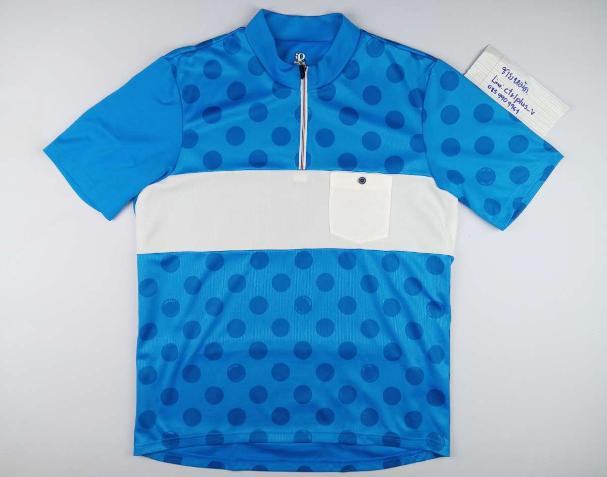 เสื้อ​จักรยาน​ (ลำลอง​)​ PEARL​ IZUMI​ แท้​ มีกระเป๋าหน้าอก<br /><br />- made​ in​ Japan​<br />- Size​ XL<br />- วัด​อก​ 20 นิ้ว​ วัดยืดสุด​ 22.5 นิ้ว​ ( รอบอก 40-44 นิ้ว )​ ยาว​ 26 นิ้ว​ <br />- ผ้าดี​ 100% Polyester​<br />- ซิป​อก​ / ชายเสื้อแบบปล่อย​ / ​ กระเป๋า​หน้าอก​ 1​ กระดุม​ / กระเป๋าหลัง​ 3​ ช่อง<br />- มือสอง​ สะอาด​ สภาพ​ดี​ ไม่ขาดไม่รู​ พร้อม​ใช้งาน​<br /><br />* มีจุดดำ​ 1​ จุดเล็กๆ​ บริเวณ​หน้าใส่ซิป ตามรูปสุดท้าย<br /><br /># มี​เพียง​ 1​ ตัว​ <br /><br />ขาย​ 290 บาท<br />ส่งลงทะเบียน​ +40 บาท<br />ส่งอีเอ็มเอส​ +60​ บาท<br /><br />* พื้นที่​พิเศษ​ 3​ ​จังหวัด​ภาคใต้​ (​พื้นที่​เสี่ยงภัย)​ +20 บาท<br /><br />........... <br /><br />ไม่มี​บริการ​เก็บเงิน​ปลายทาง​<br /><br />ส่งไปรษณีย์​ส่ง​ทั่ว​ไทย​<br /><br />ขอบคุณ​ครับ