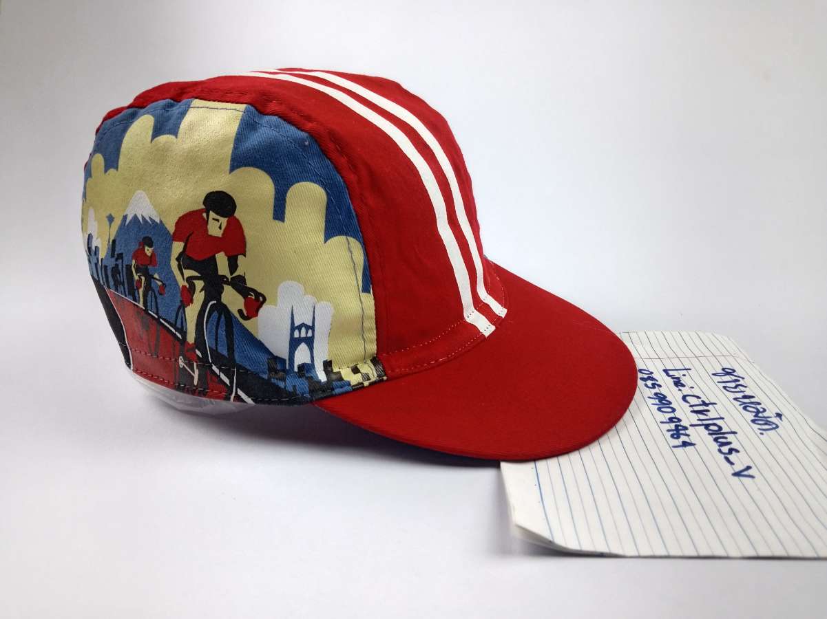 หมวกแก๊ป​จักรยาน​ GROUP​ HEALTH<br />SEATTLE TO PORTLAND <br /> BICYCLE​ CLASSIC​ 2013<br />A Cascade Bicycle​ Club​ Event<br /><br />- แบรนด์​ kotis DESIGN​ <br />- made​ in​ China<br />- ขนาดไม่ระบุ​ ลองใส่แล้ว​ Free​ Size<br />- ผ้าไม่ระบุ​ Cotton​ ผสม​ Polyester / สกรีนสีทั้งหมด<br />- มือสอง​ สะอาด​ สภาพ​ดี​ พร้อม​ใช้งาน<br /><br />* หน้าหมวกมีรอยเลอะน้ำมัน​ในวงสีแดงที่ทำไว้​ ซักทำความสะอาด​แล้ว​ จางออกไม่เยอะ​และก็ไม่ได้เข้มเด่นเห็นชัดมาก​ ( ในวงสีขาวหรือรอยไม้หนีบผ้า​ ​)​ ตามรูปสุดท้าย​<br /><br /># มี​เพียง​ 1​ ใบ<br /><br />ขาย​ 450​ บาท​ <br />ส่งลงทะเบียน​ +40 บาท<br />ส่งอีเอ็มเอส​ +60​ บาท<br /><br />* พื้นที่​พิเศษ​ 3​ ​จังหวัด​ภาคใต้​ (​พื้นที่​เสี่ยงภัย)​ +20 บาท<br /><br />........... <br /><br />ไม่มี​บริการ​เก็บเงิน​ปลายทาง​<br /><br />ส่งไปรษณีย์​ส่ง​ทั่ว​ไทย​<br /><br />ขอบคุณ​ครับ