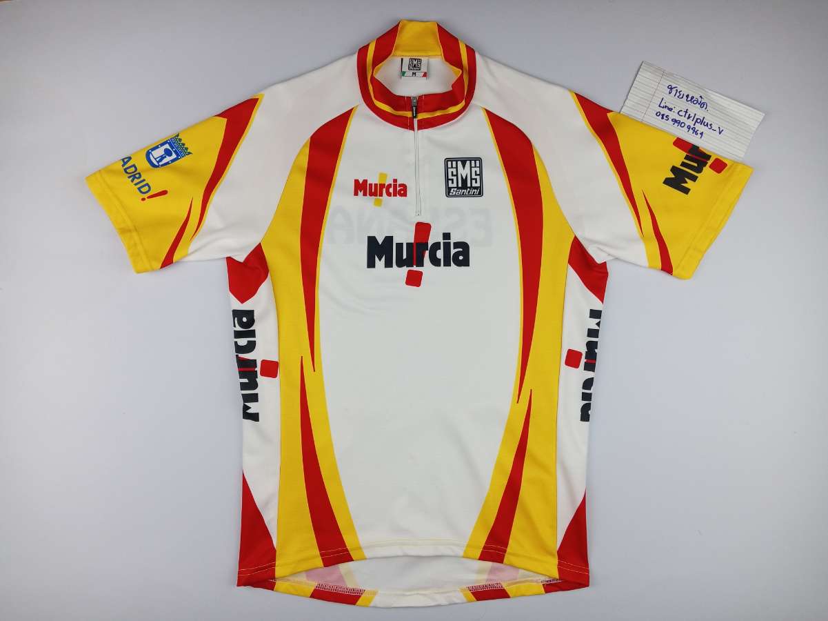 เสื้อ​จักรยาน​ Santini​ แท้​ ลายทีมชาติสเปน​ ( ยุคต้นปี​ 2000​ )​<br /><br />- made​ in​ Italy​<br />- Size​ M<br />- วัด​อก​ 19.5​ นิ้ว​ วัดยืดสุด​ 21.5​ นิ้ว​ ( รอบอก 39-43​ นิ้ว )​ ยาว​ 24.5​ นิ้ว​ <br />- ผ้าดี​ 100% Polyester​<br />- ซิป​เต็ม​ กระเป๋าหลัง​ 3​ ช่อง<br />- มือสอง​ สะอาด​ สภาพ​ดี​ พร้อม​ใช้งาน​<br /><br />* มีรอยเลอะจางๆ​ เล็กๆ​ บริเวณ​หน้าท้อง​ 2​จุด​ ​/ ยางขอบแขนซ้ายเริ่มกรอบ​ / มีรูมดเล็กๆ​ 1​ รู​ ข้างลำตัวล่างขวาซ่อนอยู่ใกล้กระเป๋าริมขวา​ ( 2​ รูปสุดท้าย​ )​<br /><br /># มี​เพียง​ 1​ ตัว​ <br /><br />ขาย​ 430 บาท<br />ส่งลงทะเบียน​ +40 บาท<br />ส่งอีเอ็มเอส​ +60​ บาท<br /><br />* พื้นที่​พิเศษ​ 3​ ​จังหวัด​ภาคใต้​ (​พื้นที่​เสี่ยงภัย)​ +20 บาท<br /><br />........... <br /><br />ไม่มี​บริการ​เก็บเงิน​ปลายทาง​<br /><br />ส่งไปรษณีย์​ส่ง​ทั่ว​ไทย​<br /><br />ขอบคุณ​ครับ