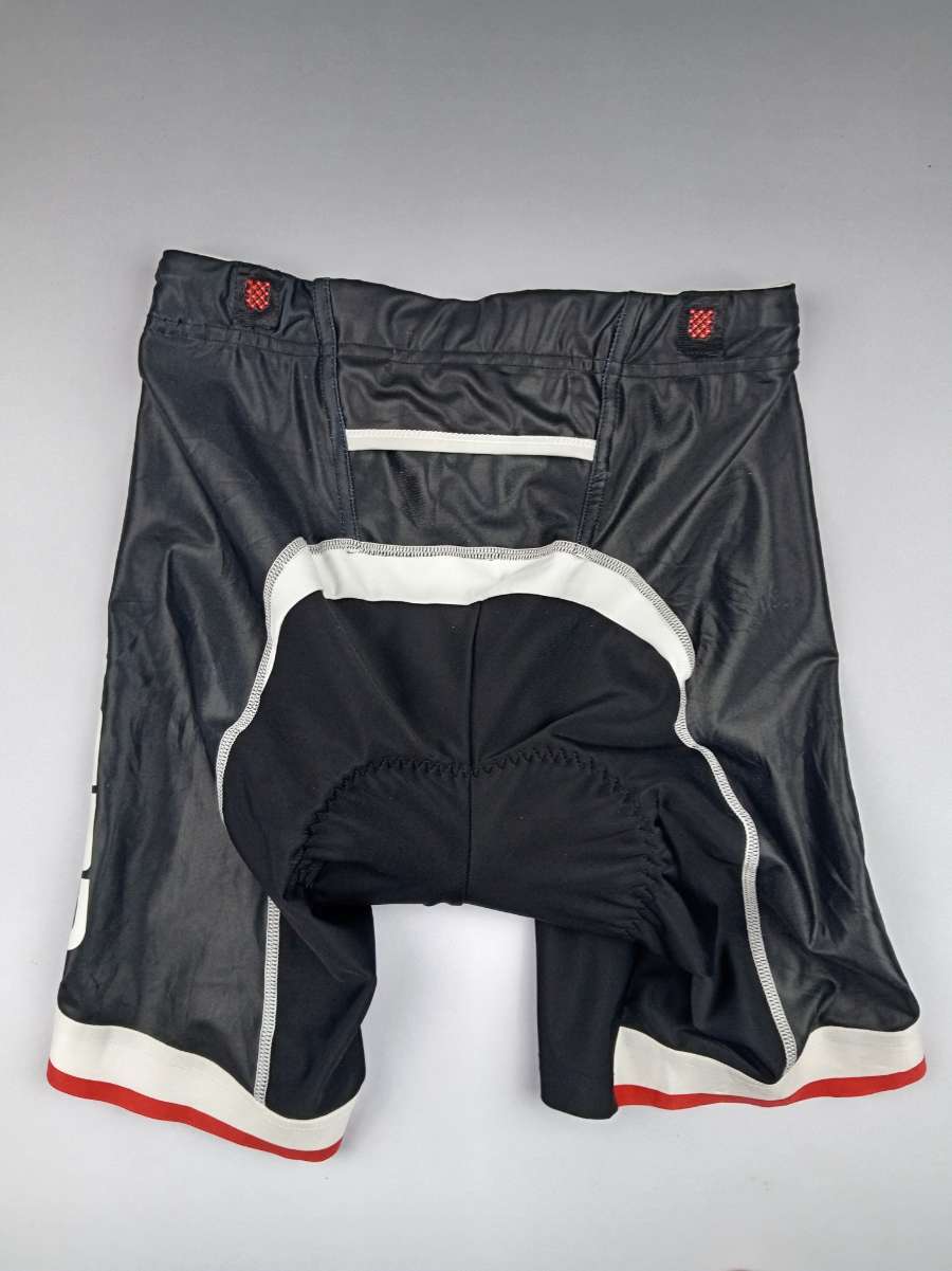 กางเกง​ไตรฯ​ Castelli แท้<br /><br />- รุ่น​ Core Tri Shorts<br />- made​ in​ China​<br />- Size​ M​<br />- ตารางไซส์​ M​ ระบุ​ Chest (รอบอก​)​ : 96 cm​ (37นิ้ว)​ / Waist (เอว)​ : 84​ cm​ (33​ นิ้ว)​ / Hips (สะโพก)​ 98​ cm​ (38นิ้ว) / Inseam​ : 83​ cm (32นิ้ว)<br /><br />- วัดเอว​ 12​นิ้ว​ วัดยืดสุด​ 16.5​นิ้ว​ (รอบเอว​31-33 นิ้ว)  / ยาว​ 15​ นิ้ว​ / Inseam​ 8.5 นิ้ว​ / ปลายขา​ 7.5​ นิ้ว​ (ทั้ง2ข้าง)​<br /><br />- เป้าดีแน่น​ ปลายขาดีมีแถบซิลิโคน​กระชับ<br />- มือสอง​ สะอาด​ สภาพ​ดี​ ไม่ขาด​ไม่รู​ย้ไม่ย้วย​ไม่บาง​ พร้อม​ใช้งาน​<br /><br />* มีสะกิดบนผิวผ้าจากการใช้งานเล็กๆ​ ไม่บางไม่ขาดไม่รูตามรูปสุดท้าย<br /><br /># มีเพียง​ 1​ ตัว<br /><br />ขาย​ 500​ บาท<br />ส่งลงทะเบียน+40​บาท​<br />ส่งอีเอ็มเอส​+60บาท<br /><br />* พื้นที่​พิเศษ​ 3​ จังหวัด​ภาคใต้​ (พื้นที่​เสี่ยงภัย)​ +20 บาท<br /><br />________<br /><br />ส่ง​ทั่ว​ไทย​<br />ขอบคุณ​ครับ
