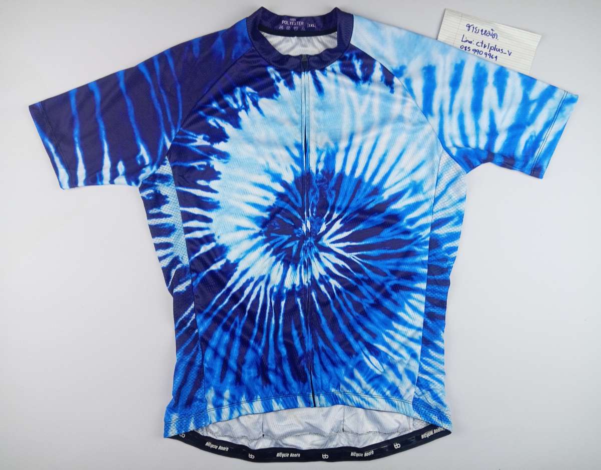 เสื้อจักรยาน​แบรนด์​ Bicycle​ Booth ลายสวยลายมัดย้อม<br /><br />- made​ in​ China​<br />- Size​ 3XL<br />- วัดอก​ 22​ นิ้ว​ วัดยืดสุด​ 25 นิ้ว​ ( รอบอก​ 44-50 นิ้ว ​)​ ยาว​ 25.5​ นิ้ว​ <br />- ผ้า 100% Polyester​  ผ้าข้างตาข่าย​ระบายอากาศ​<br />- ซิป​เต็ม​ กระเป๋าหลัง​ 3​ ช่อง​ <br />- มือสอง​ สะอาด​ สภาพ​ดี​ พร้อม​ใช้งาน​<br /><br /># มี​เพียง​ 1​ ตัว​<br /><br />ขาย​ 370 บาท<br />ส่งลงทะเบียน​ +40 บาท<br />ส่งอีเอ็มเอส​ +60​ บาท<br /><br />* พื้นที่​พิเศษ​ 3​ ​จังหวัด​ภาคใต้​ (​พื้นที่​เสี่ยงภัย)​ +20 บาท<br /><br />........... <br /><br />ไม่มี​บริการ​เก็บเงิน​ปลายทาง​<br /><br />ส่งไปรษณีย์​ส่ง​ทั่ว​ไทย​<br /><br />ขอบคุณ​ครับ