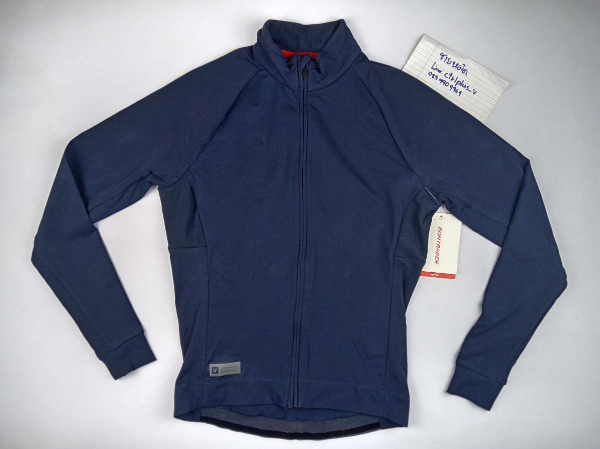 เสื้อจักรยาน​ BONTRAGER​ <br /><br />- รุ่น​ Men's​ Hommes Circuit Themal Long​ Sleeve​ Jersey Mailot <br />- สี​กรม<br />- made​ in​ Cambodia<br />- Size​ M<br />- วัดอก​ 19 นิ้ว​ วัดยืดสุด​ 21.5 นิ้ว​ ( รอบอก​ 38-43.นิ้ว ​)​ ยาว​ 23.5​ นิ้ว​ แขน(คอ) 29.5 นิ้ว<br />- ผ้าไม่หนาไม่หนัก​ (วอร์ม)​ ผ้า​ 82% Polyester​ Recycle 18% Elastane​<br />- ซิป​เต็ม​ กระเป๋าหลัง​ 3​ ช่อง​ 1​ ซิปข้าง<br /><br />- ของใหม่ยังไม่ได้ใช้งาน<br /><br />** B แถบยางซิลิโคน​ชายเสื้อเปลี่ยนเริ่มเปลี่ยน​ ยังไม่เสื่อมสภาพ​ยังใช้งานได้​ / A​บางจุดของเสื้อเหมือนมีรอยด่างจางๆ​ บนผ้า​ ตามรูปสุดท้าย<br /><br />* ทำความสะอาด​ก่อน​ใช้งาน​<br /><br /># มี​เพียง​ 1​ ตัว​<br /><br />ขาย​ 1,500 บาท​ ( จาก​ 2,400​ บา​ท​ )​<br />ส่งลงทะเบียน​ +50 บาท<br />ส่งอีเอ็มเอส​ +70​ บาท<br /><br />* พื้นที่​พิเศษ​ 3​ ​จังหวัด​ภาคใต้​ (​พื้นที่​เสี่ยงภัย)​ +20 บาท<br /><br />........... <br /><br />ไม่มี​บริการ​เก็บเงิน​ปลายทาง​<br /><br />ส่งไปรษณีย์​ส่ง​ทั่ว​ไทย​<br /><br />ขอบคุณ​ครับ
