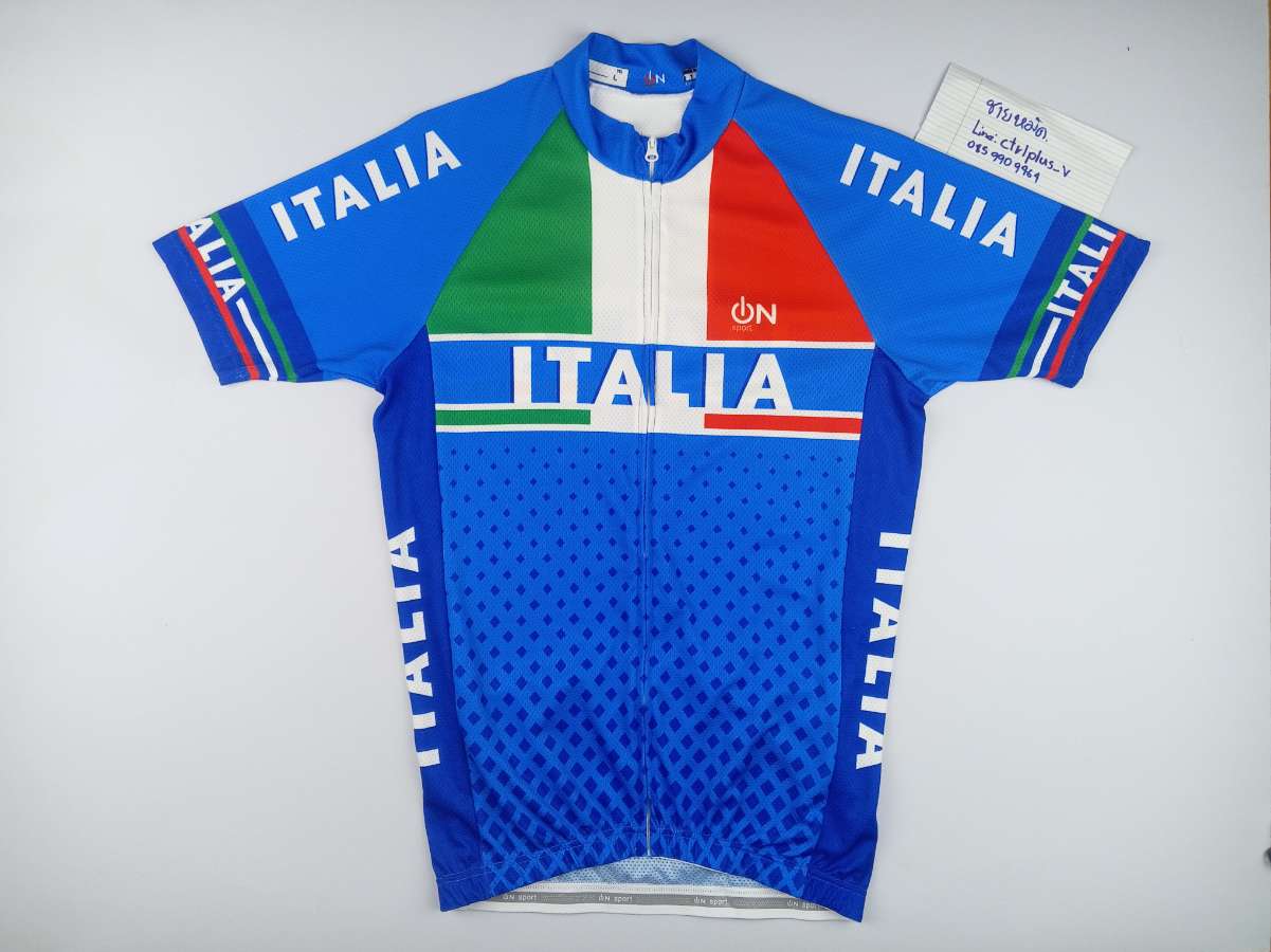 เสื้อ​จักรยาน​  ON SPORT​ ลายธงอิตาลี​<br /><br /> <br />- made​ in​ Cecina ( Italy​ )​<br />- Size​ L​<br />- วัดอก​ 18.5 นิ้ว​ ยืด​สุด​ 22.5 นิ้ว​ ( รอบ​อก​ 43-45​นิ้ว​ )​  ยาว​ 25.5 นิ้ว​ <br />- ผ้า​ 100​% Polyester​ ผ้าลายผิวลูกกอล์ฟ​<br />- ซิบ​เต็ม​ /  กระเป๋า​หลัง​ 3 ช่อง<br />- มือสอง​ สะอาด​ สภาพ​ดี​ ( เหมือน​ใหม่ ​)​ ไม่ขาดไม่รู​ พร้อม​ใช้งาน<br /><br />* เกือบสวยสุด​แล้วว​ว​!! มีรอยสะกิดเล็กๆ​ 1​ จุด​ ไม่ขาดไม่ทะลุ​ บริเวณข้างลำตัวซ้าย​ ตามรูปสุดท้าย<br /><br /># มีตัวนี้ตัวเดียว<br /><br />ขาย​ 440​ บาท<br />ส่ง​ลงทะเบียน​ +40 บาท<br />ส่งอีเอ็มเอส​ +60 บาท<br /><br />* พื้นที่​พิเศษ​ 3​ จังหวัด​ภาคใต้​ (พื้นที่​เสี่ยงภัย)​ +20บาท<br /><br />___________<br /><br />ไม่มีบริการ​เก็บเงิน​ปลายทาง​<br /><br />ส่งไปรษณีย์​ส่งทั่ว​ไทย<br /><br />ขอบคุณ​ครับ