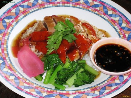 สั่งมาคนละจาน (เจ้าของร้านบอกตอนนี้กินฟรี แต่เก็บตังค์ตอนกินเสร็จ...ครับ)