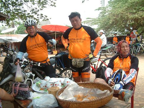 ลุงต่อง ครูอ็อด ครูบาอ้ายต้องเพิ่มกลูโคสที่ตลาดดาวเรือง