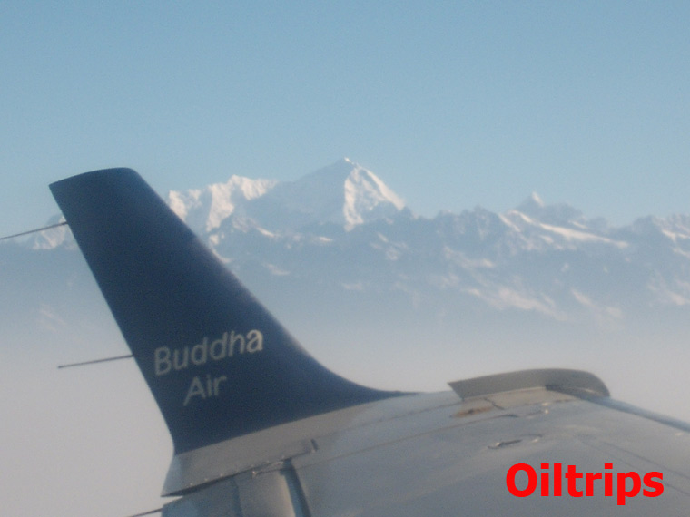 ถ่ายซูมไกลไล่มองเห็นยอดเขา LANGTANG LIRUNG สูงที่ 7,234 เมตร