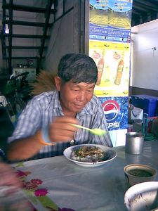 ลุงไพไม่ได้ไปปั่นด้วย แต่ก้มานั่งกินกับพวกเราด้วยน่ะ