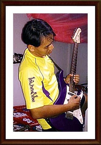 MOSSguita (Small).jpg