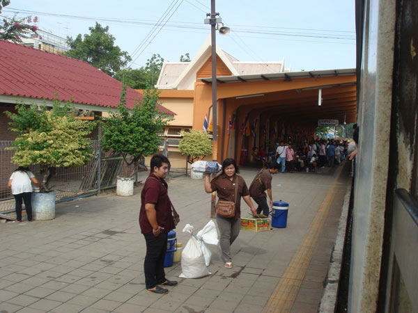 พ่อค้า แม่ค้า ที่สถานีนครปฐม