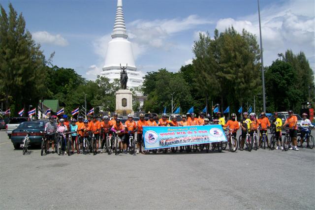พร้อมแล้วเคลื่อนขบวนไหว้พ่อสมเด็จพระนเรศวร และเก็บภาพตามธรรมเนียมที่เคยปฏิบัติกันมา