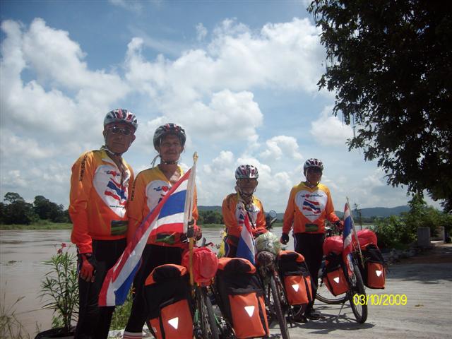 ...ริมแม่น้ำ..ร่มรื่น..เงียบสงบ..ไม่ค่อยมีรถ..