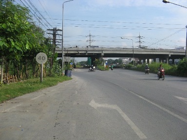 สะพานก่อนถึงรังษีต.JPG