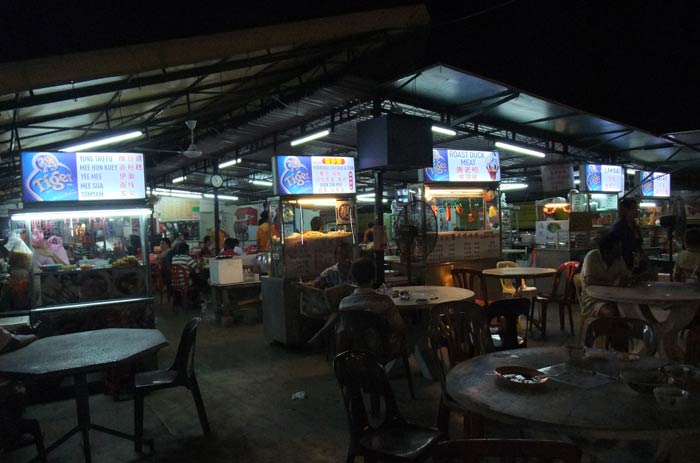 ลูกค้าเยอะพอสมควร มีหลายเจ้า ร้านไหนมาส่งอาหารก็ต้องจ่ายเงินเลย พอกินหมดก็มาเก็บจานทันที เหมือนไล่ทางอ้อม