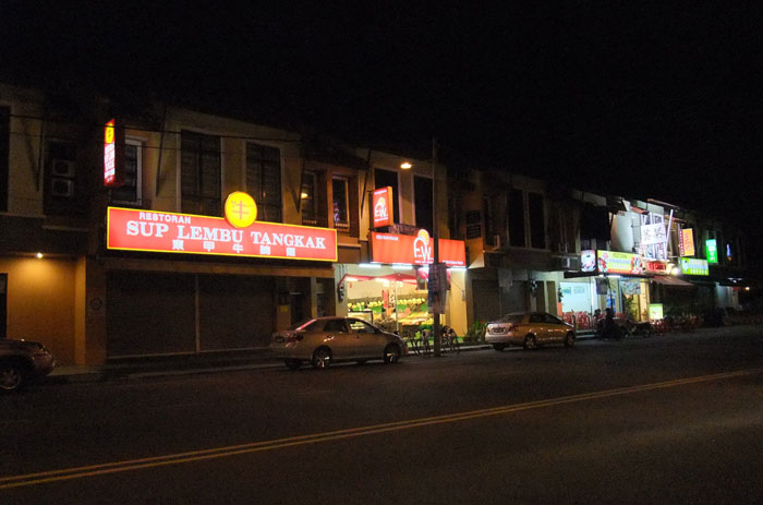 ผ่านร้านผลไม้ใกล้ที่พัก กำลังจะปิดพอดี แวะซื้อเพื่อเป็นเสบียงในการเดินทาง