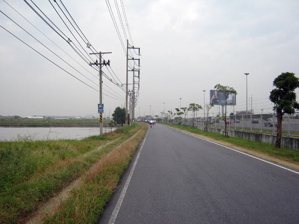 ปั่นกันค่อนข้างเร็ว ใกล้ ๆ 30 กม./ชม. กว่าจะไล่ทันก็เหนื่อย