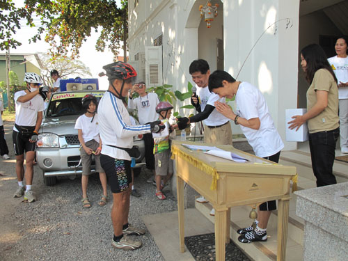 ผู้โชคดีรับของรางวัลกลับบ้าน.jpg
