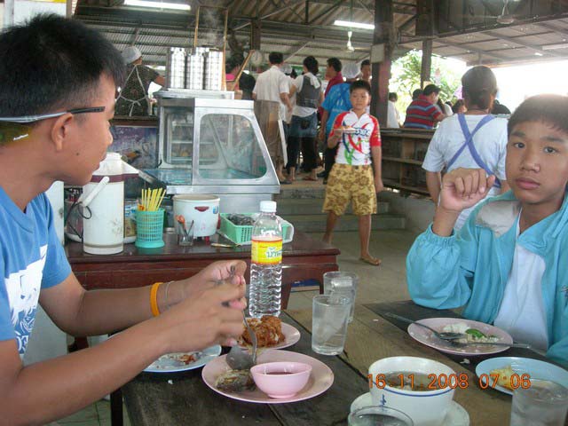 ไปแวะทานข้าว ที่ร้านข้าวแกงบ้านสวน