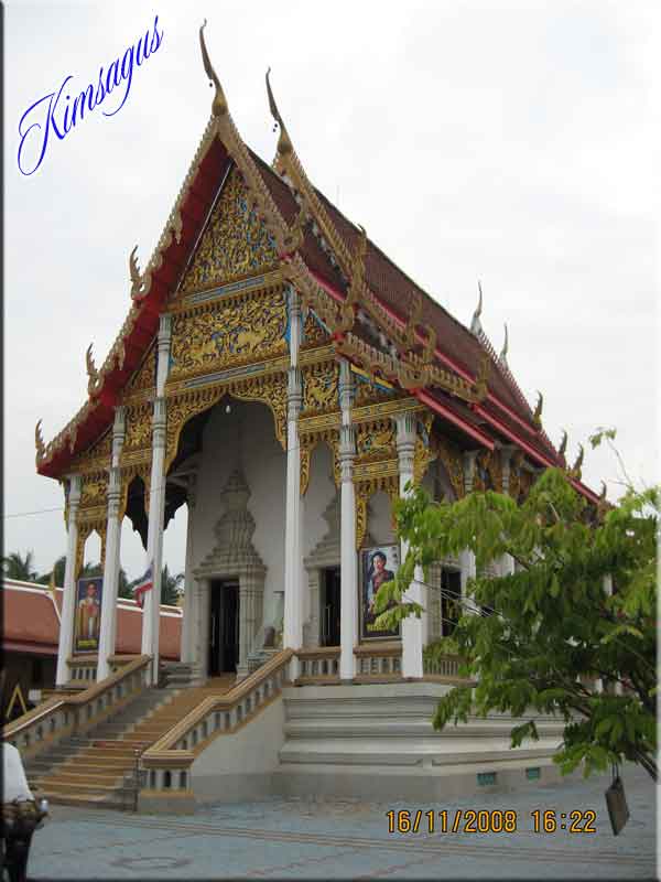 ตำบลแควอ้อม   อำเภออัมพวา  จังหวัดสมุทรสงคราม    <br />          วัดบางแคน้อยตั้งอยู่ริมแม่น้ำแม่กลอง คุณหญิงจุ้ย (น้อย) วงศาโรจน์ เป็นผู้สร้างเมือ พ.ศ.2441 เดิมอุโบสถของวัดสร้างบนแพไม้ไผ่ผูกไว้กับต้นโพธิ์ ต่อมาพระอธิการรอด เจ้าอาวาสองค์ที่ 2 ได้สร้างอุโบสถบนพื้นดิน ในปี พ.ศ.2418 ต่อมาอุโบสถหลังเดิมได้ชำรุดทรุดโทรม พระอธิการเขียว เจ้าอาวาสองค์ที่ 6 ได้สร้างอุโบสถขึ้นใหม่ ใรปี พ.ศ.2492 จนกระทั่งปี พ.ศ.2540 อุโบสถหลังเดิมเกิดชำรุดอีก เนื่องจากขาดแคลนวัสดุและคุณภาพเพราะตอนสร้างอยู่ในช่วงสงครามโลกครั้งที่ 2 พระครูสมุทรนันทคุณ (แพร) จึงได้ดำเนินการสร้างอุโบสถหลังใหม่ขึ้น<br />         อุโบสถที่สร้างขึ้นใหม่นี้ ภายในจะเป็นไม้สักแกะสลักทั้งหมด อุโบสถหลังนี้มีความงดงามยิ่ง <br /><br />สิ่งที่น่าสนใจ <br /><br />อุโบสถภายในไม้สักแกะสลัก<br />การแกะสลักที่ที่น่าสนใจ และหาดูได้ยาก เนื่องจากต้องใช้งบประมาณ เวลาและฝีมือการแกะสลักที่ปราณีตบรรจง โดยใช้ช่างที่มีความชำนาญ <br /><br />ไม้มะค่าโมงซึ่งใช้เป็นแท่นรองพระประธานมีขนาดใหญ่มาก คือกว้าง 2 เมตรครึ่ง ยาว 3 เมตร หนา 4 นิ้ว<br />ชุกชีพระประธานเป็นไม้แกะสลักในทรงจอมแห <br />พื้นอุโบสถปูด้วยไม้ตะเคียนทอง หนา 2 นิ้ว กว้าง 40-44 นิ้ว <br />ฝาผนังพื้นเป็นไม้แกะสลัก หนา 3 นิ้ว แกะสลักเป็นรูปคน สัตว์ ต้นไม้ และแกะเสริม รวมหนาถึง 6 นิ้ว <br />ฝาผนังด้านตรงข้ามพระประธานเป็นไม้แกะสลักรูปปางชนะมาร <br />ฝาผนังด้านซ้าย ขวา ของพระประธานเป็นไม้แกะสลักรูปพระเจ้าสิบชาติ <br />ฝาผนังด้านหลังพระประธานเป็นไม้แกะสลัก การประสูติ ตรัสรู้ นิพพาน <br />ฝาผนังใต้ธรณีหน้าต่าง 2 ข้าง แกะสลักฝังด้วยไม้โมกมันรูปพระเวสสันดร จั่วด้านหน้าและหลังเป็นไม้แกะสลัก ด้านข้างทั้งสองเป็นคูหาหลงรักปิดทอง คันทวยเป็นไม้ลงรักปิดทอง <br />จากรายละเอียดดังกล่าว จะเห็นได้ว่า เป็นอุโบสถที่มีความสวยงาม มีคุณค่าทางด้านศิลปะเป็นอย่างยิ่ง โดยเฉพาะช่างแกะสลัก เป็นช่างฝีมือจากเพชรบุรี ซึ่งมีชื่อเสียงทางด้านแกะสลักไม้เป็นอย่างมาก ดังนั้นจึงถือว่าอุโบสถวัดบางแคน้อยเป็นศิลปะสถานที่มีคุณค่ามาก และถือว่าเป็นแหล่งท่องเที่ยวใหม่ของจังหวัดสมุทรสงครามอีกด้วย