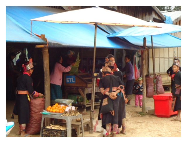 เช้าๆ คนท้องถิ่นจะเอาของมาขายให้ร้านค้าแถวสามแยก