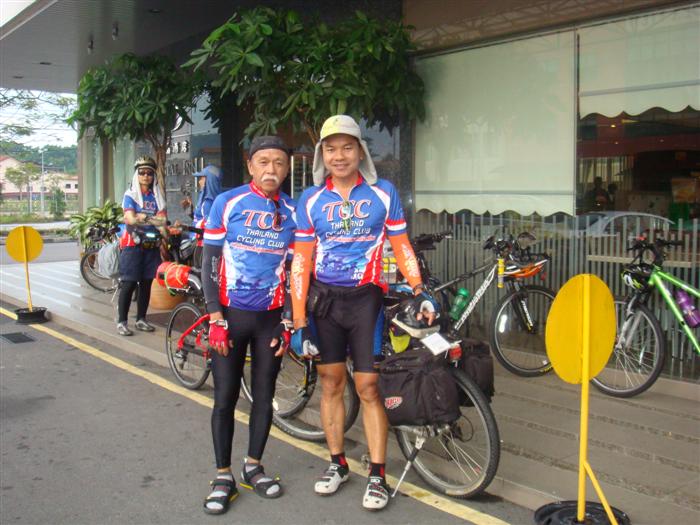 เช้าวันที่ 13 เมษายน กับผู้การจรัลหน้าที่พัก Crystal Inn Hotel เมือง Batu Pahut