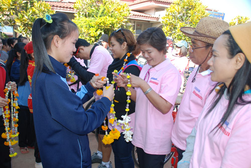 มอบดอกไม้.jpg