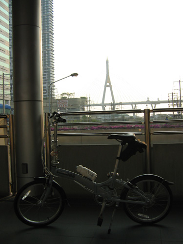 roo ผม บนสถานี BRT เห็นสะพานวงแหวนข้างหลัง