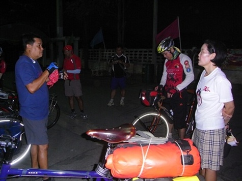 พี่ธัญญมน นายกเทศมนตรีชัยบาดาล ให้ไปนอนสนามกีฬา
