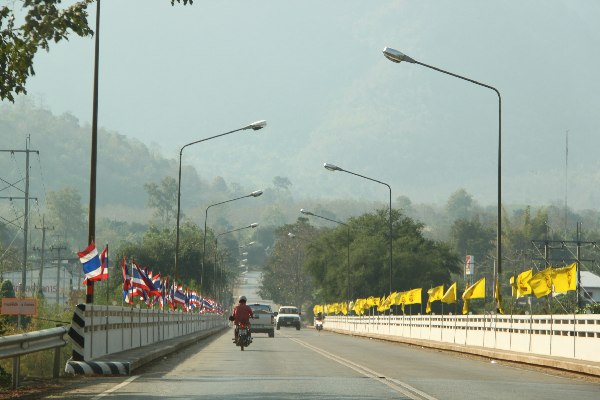 ข้ามสะพานแม่น้ำแควน้อย