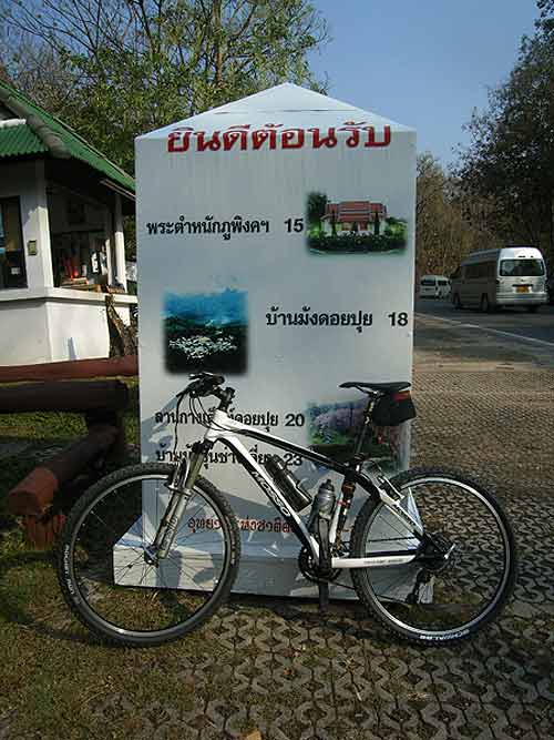 ก่อนขึ้นดอย แวะถ่ายรูปกับป้ายบอกระยะทาง