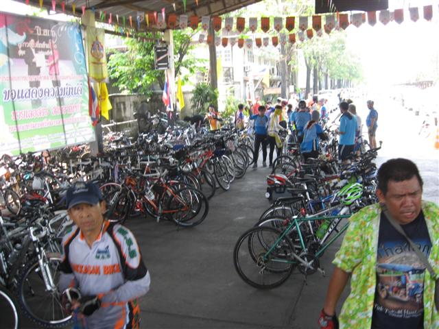 ภาพสุดท้าย   บางกลุ่มเตรียมตัวเดินทางกลับ    สวัสดีครับ.